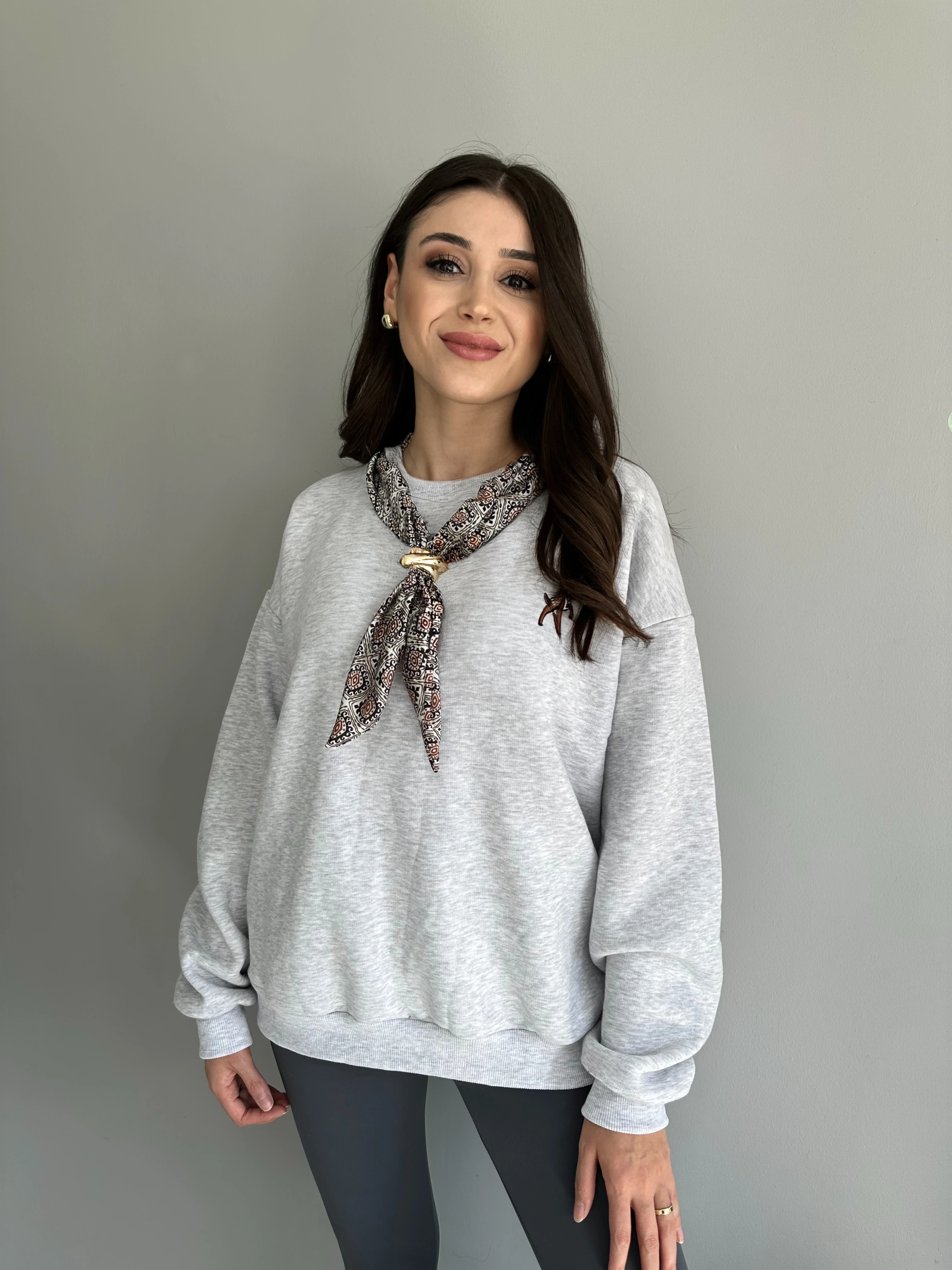 Fular Detaylı İşlemeli Sweatshirt