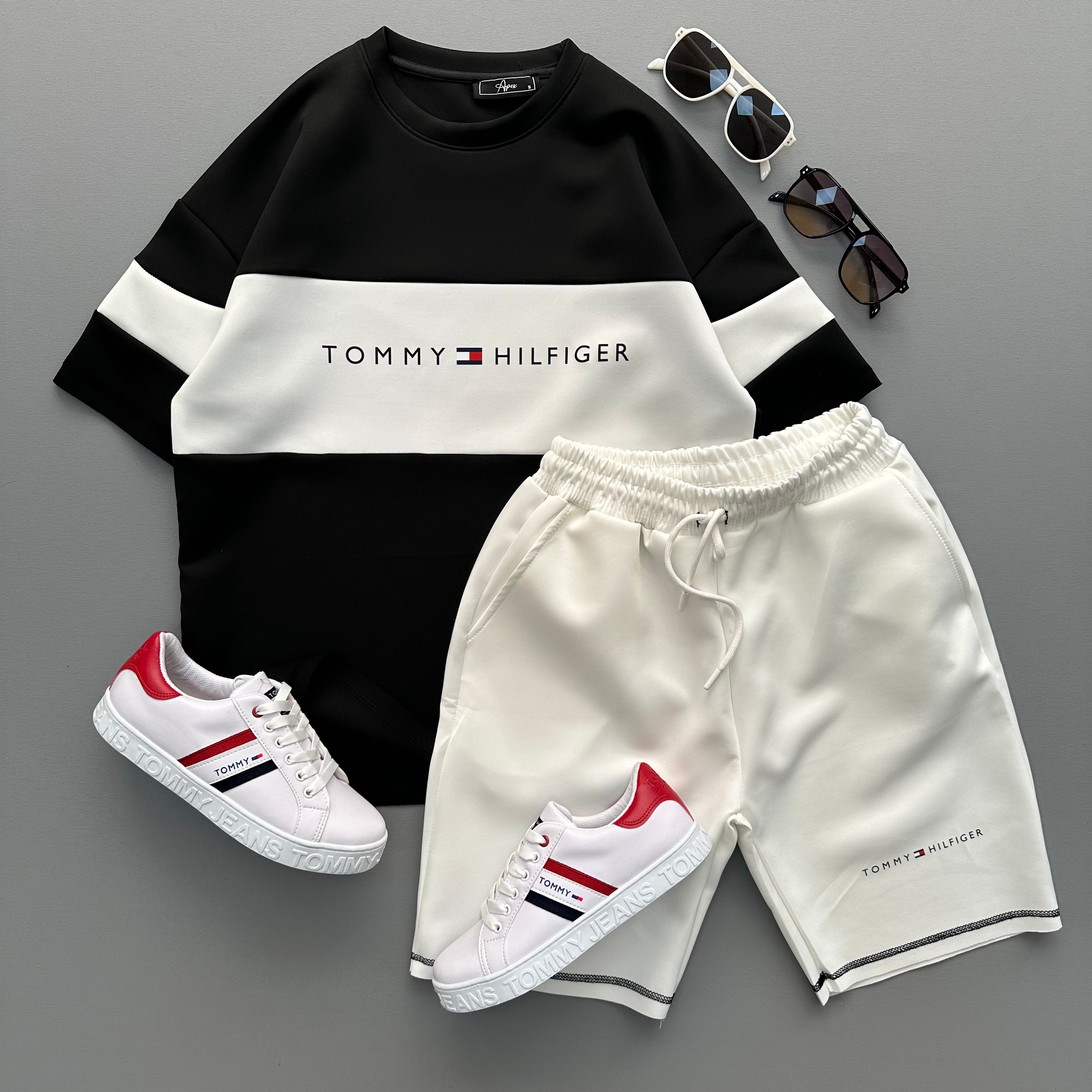 TOMMY HİLFİGER SİYAH TİŞÖRT BEYAZ ŞORT KOMBİN