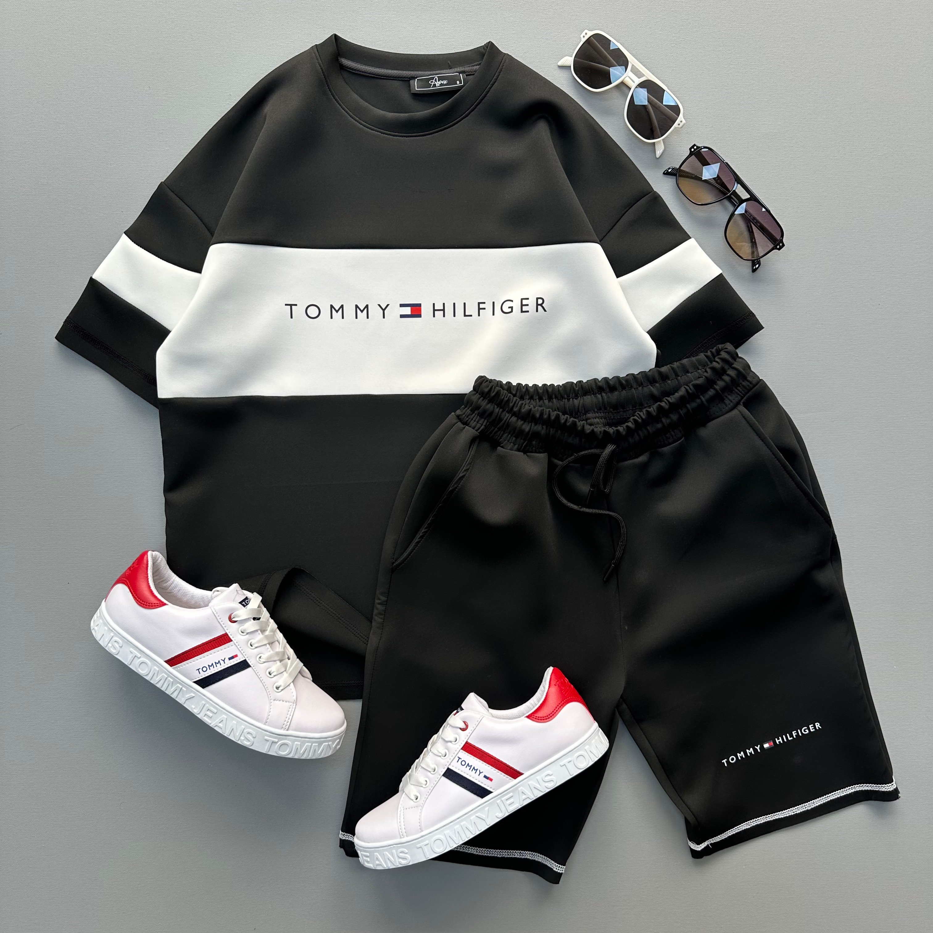 TOMMY HİLFİGER SİYAH TİŞÖRT SİYAH ŞORT KOMBİN