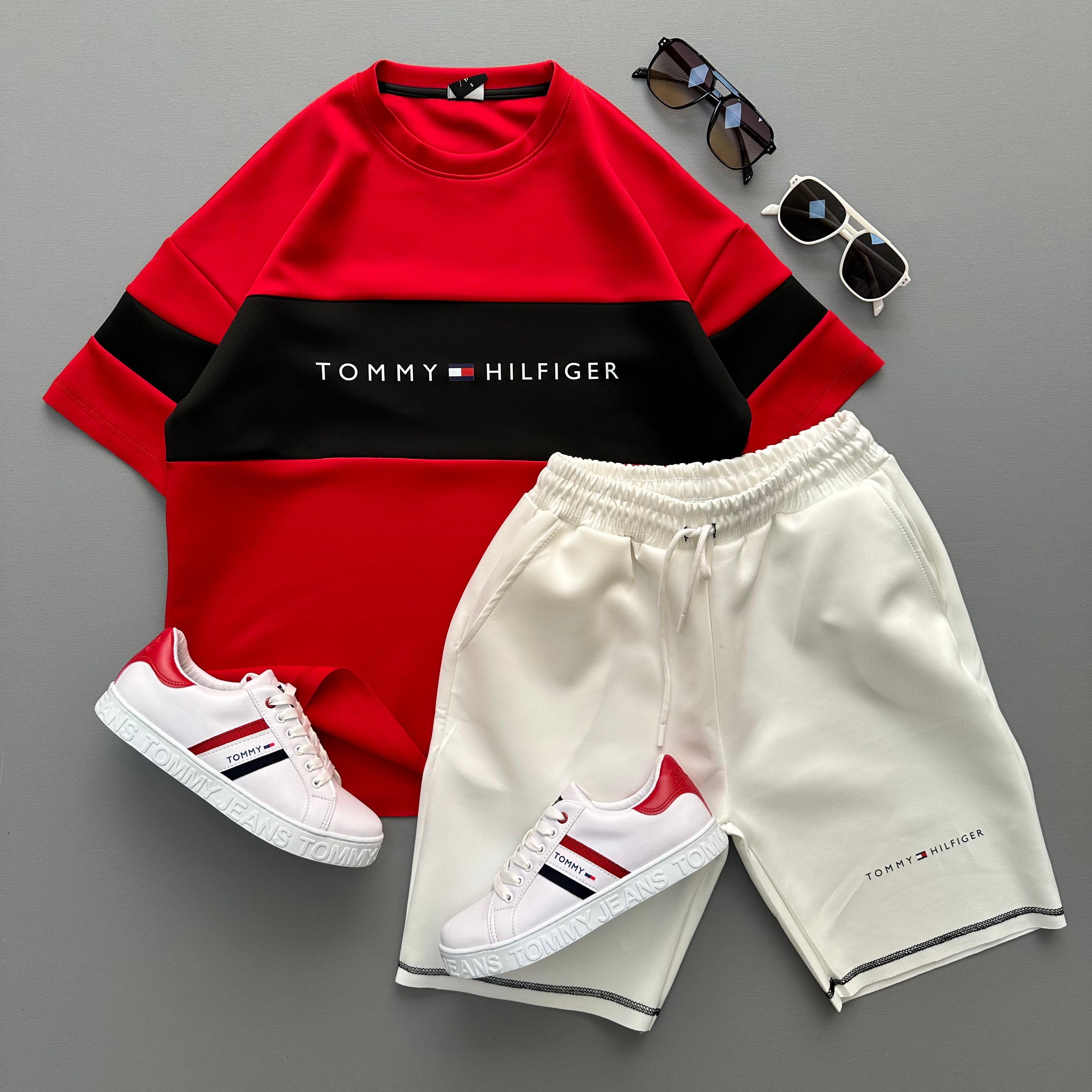 TOMMY HİLFİGER KIRMIZI TİŞÖRT BEYAZ ŞORT KOMBİN