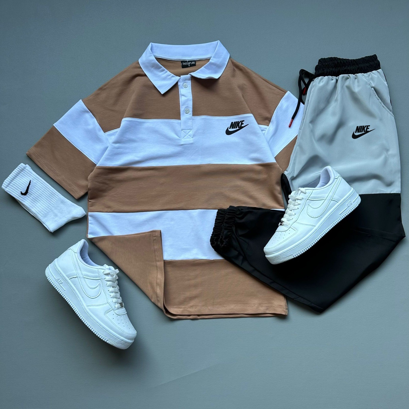 BEJ BEYAZ POLO YAKA TİŞÖRT GRİ SİYAH JOGGER KOMBİN