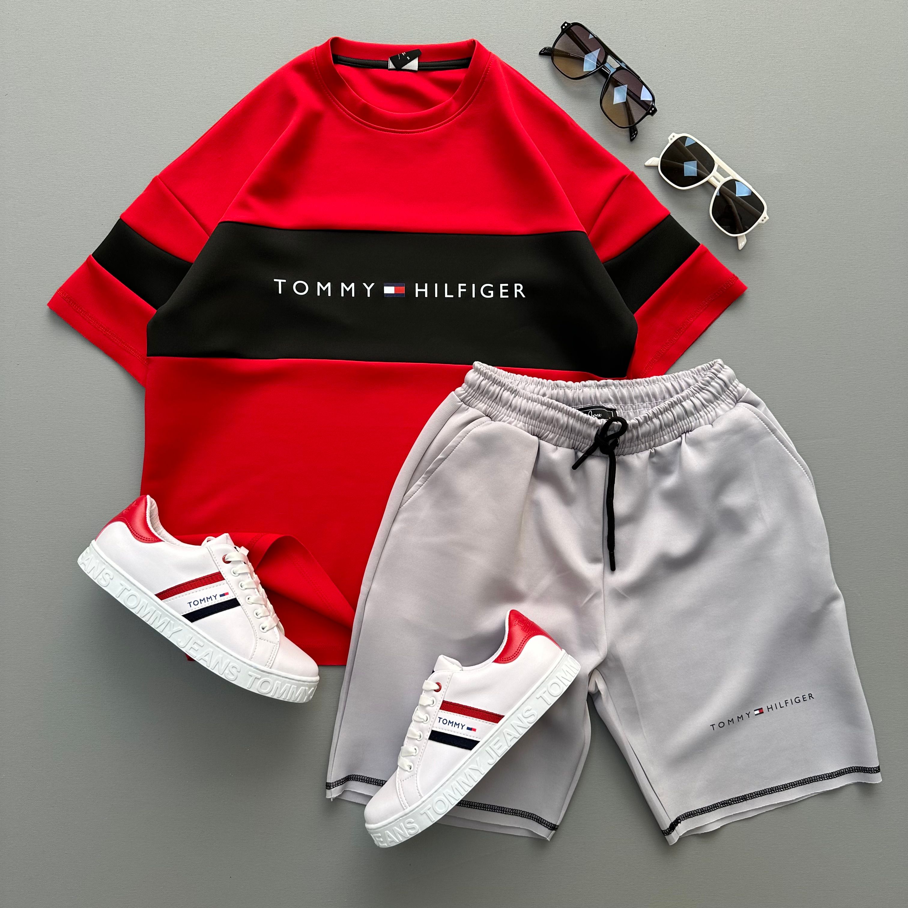 TOMMY HİLGİFER KIRMIZI TİŞÖRT GRİ ŞORT KOMBİN