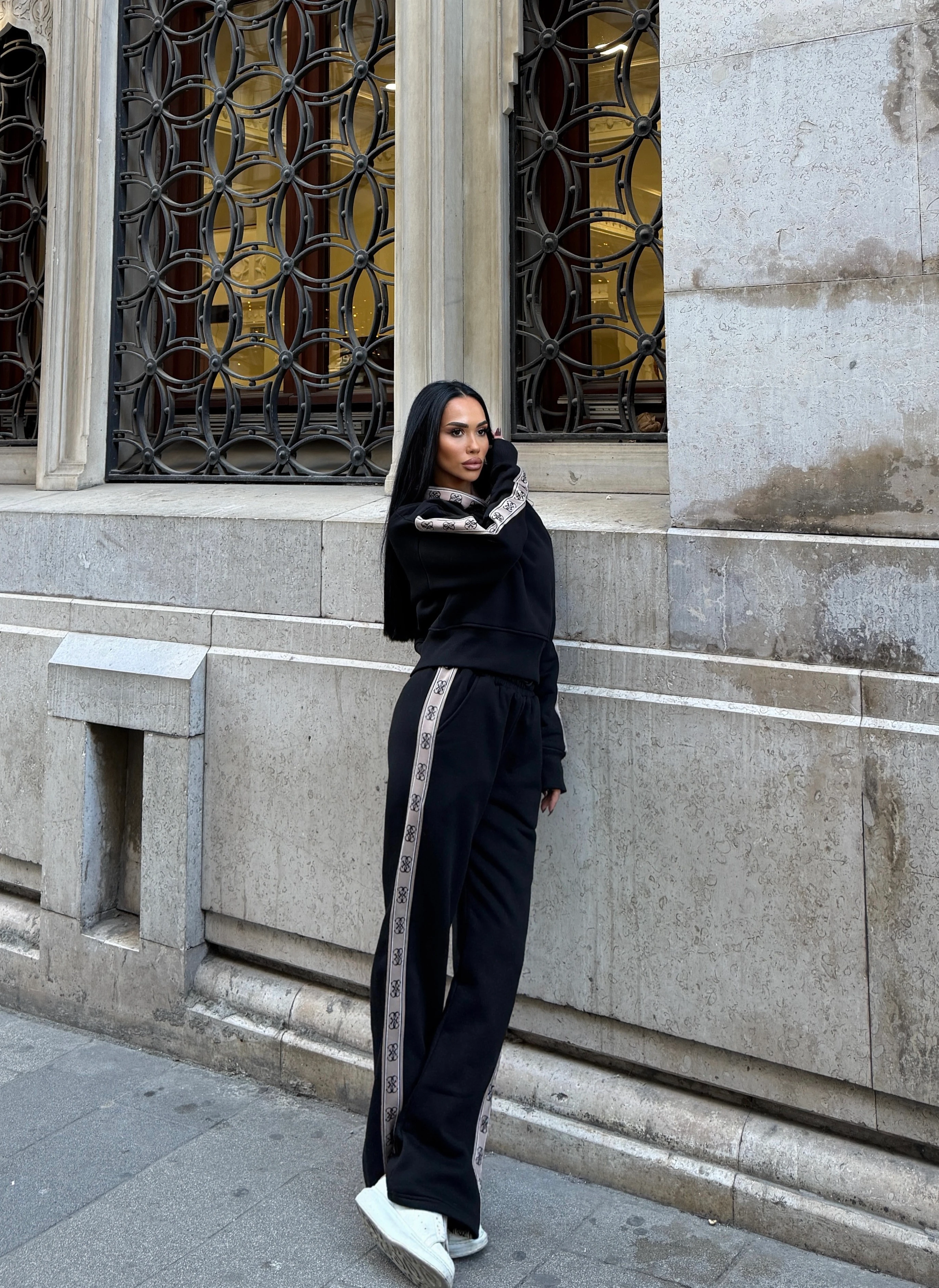 Guess Kapüşonlu Sweatshirt ve Bol Paça Eşofman Takım