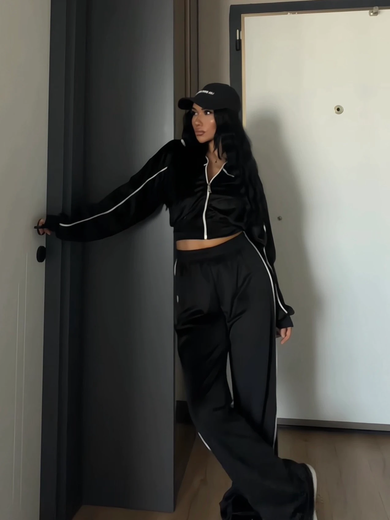 Çizgi Detaylı Kadife Bol Paça Eşofman Takım