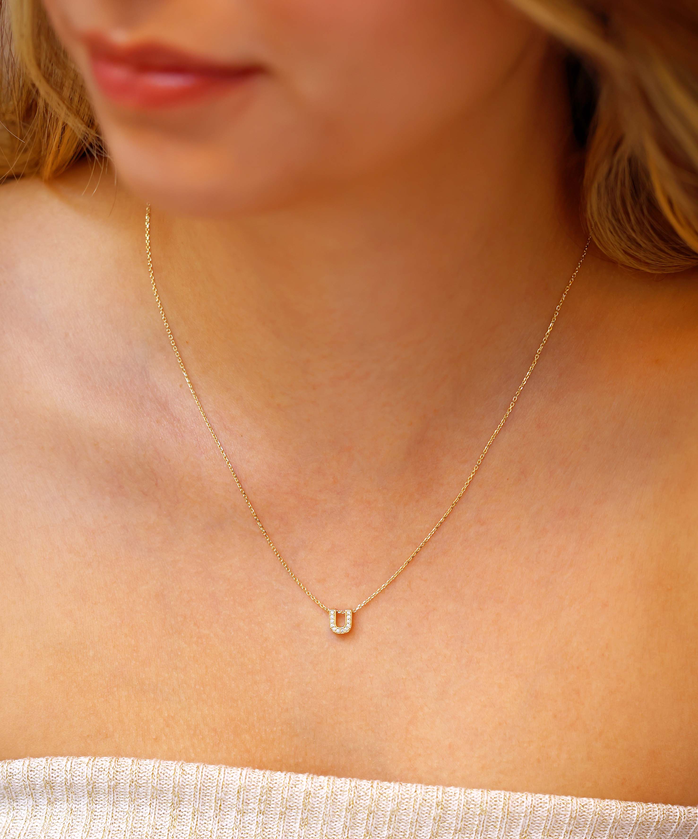 Altın Taşlı U Harf Kolye