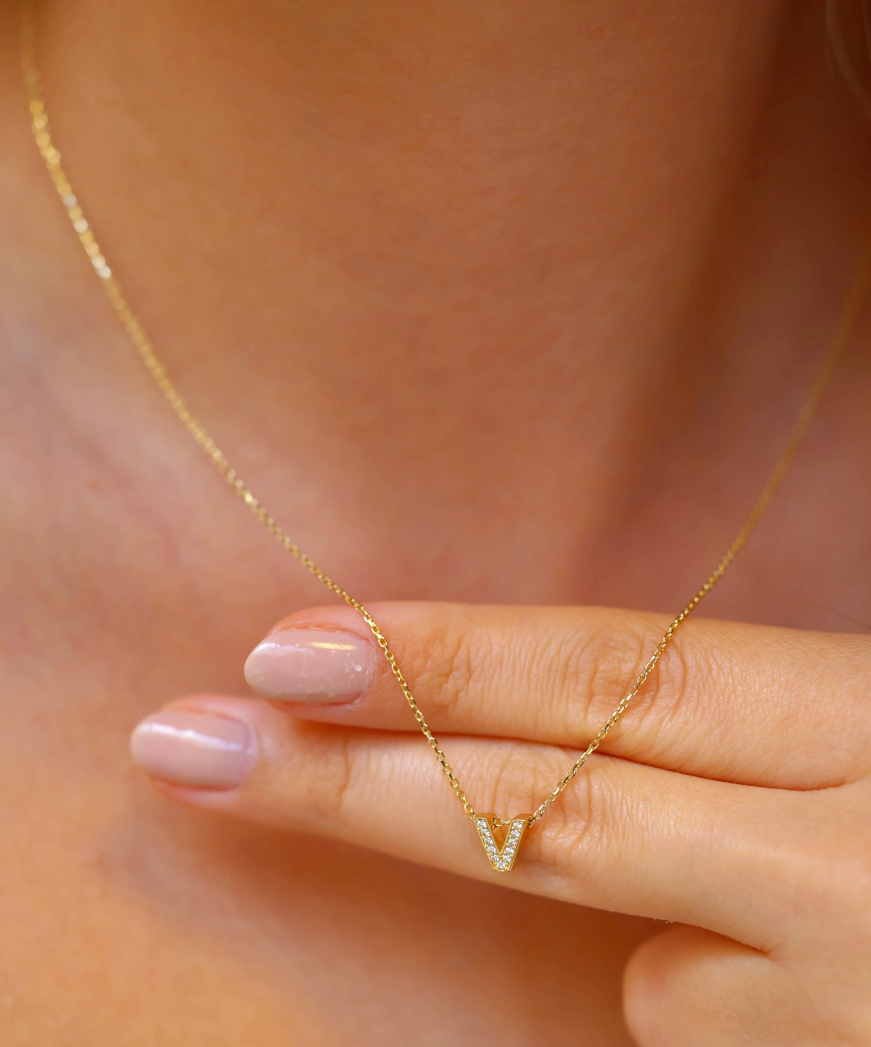 Altın Taşlı V Harf Kolye