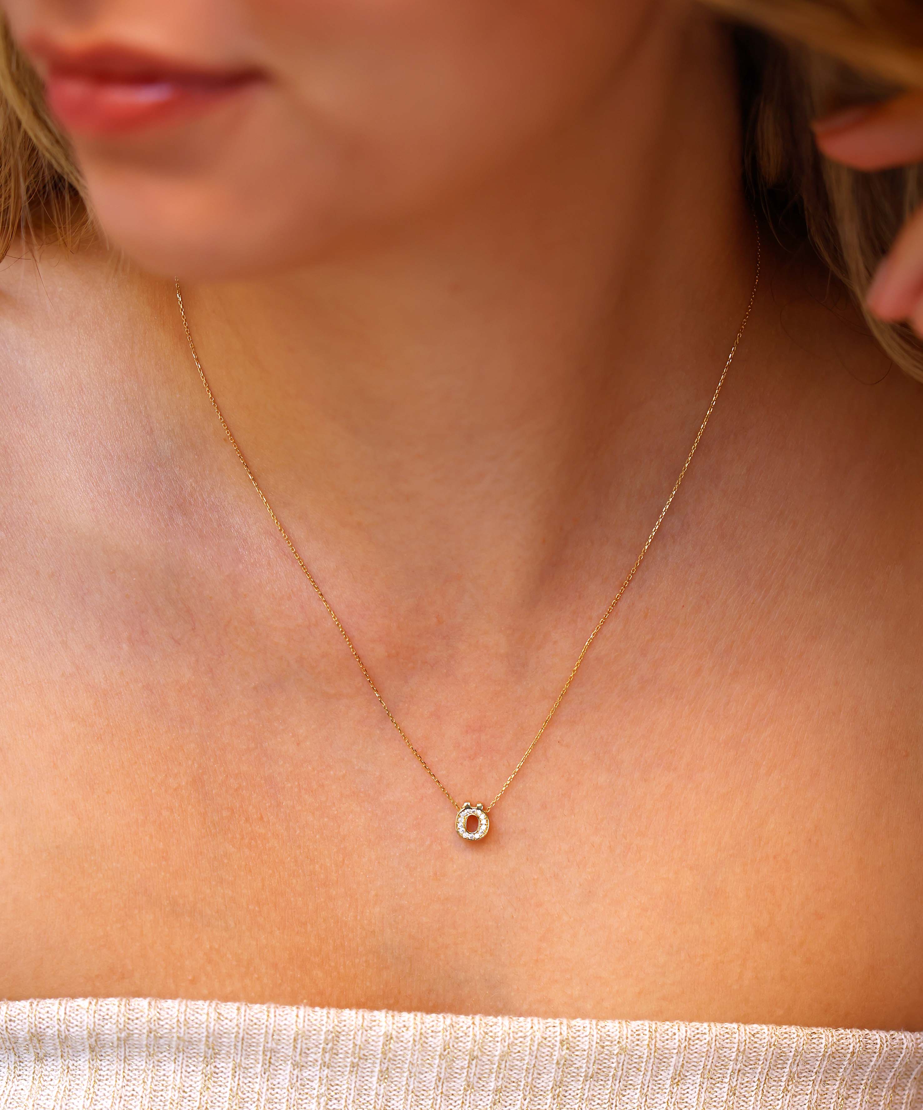 Altın Taşlı Ö Harf Kolye