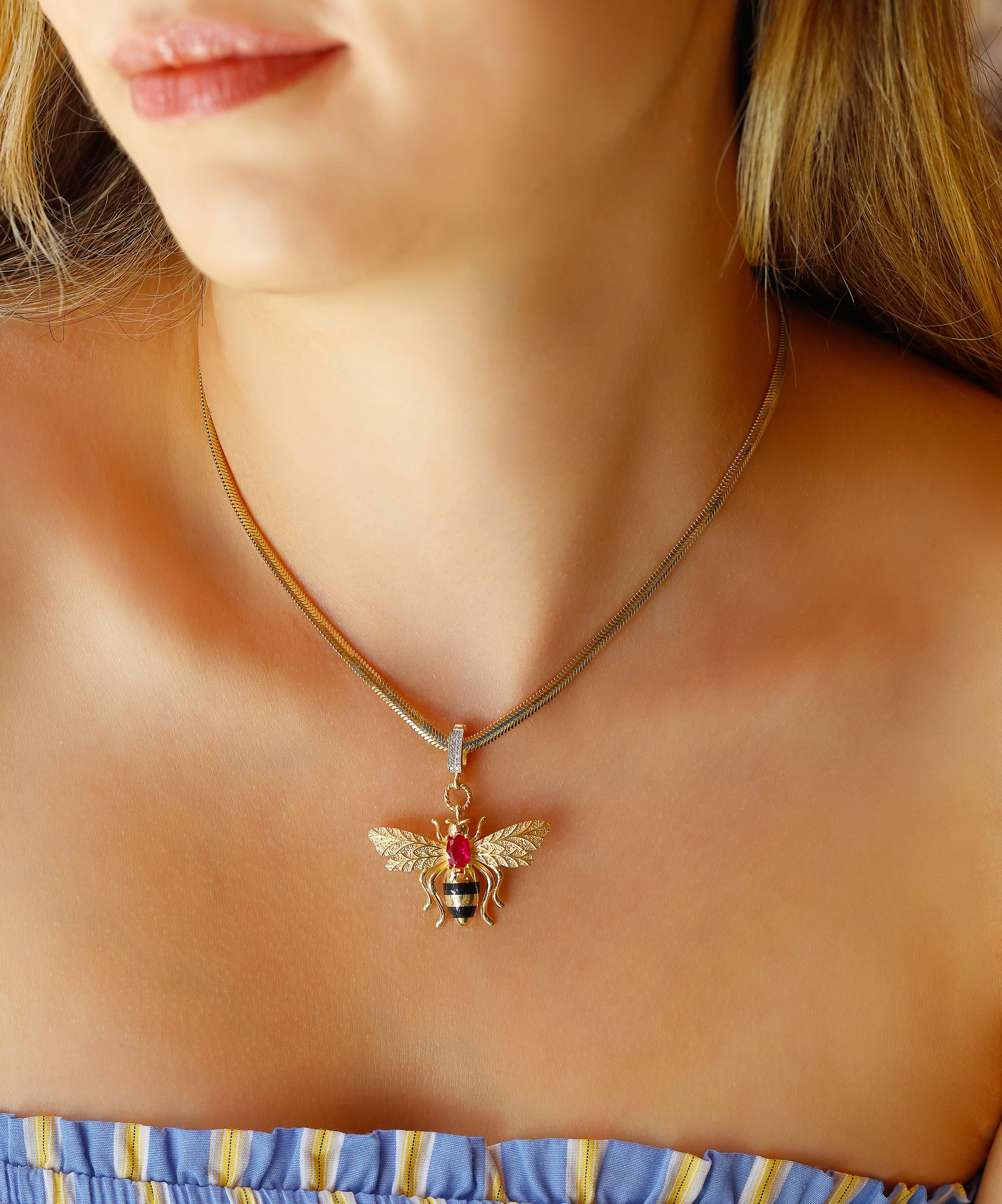 Bee Mine Altın Arı Kırmızı Taşlı Kolye Ucu