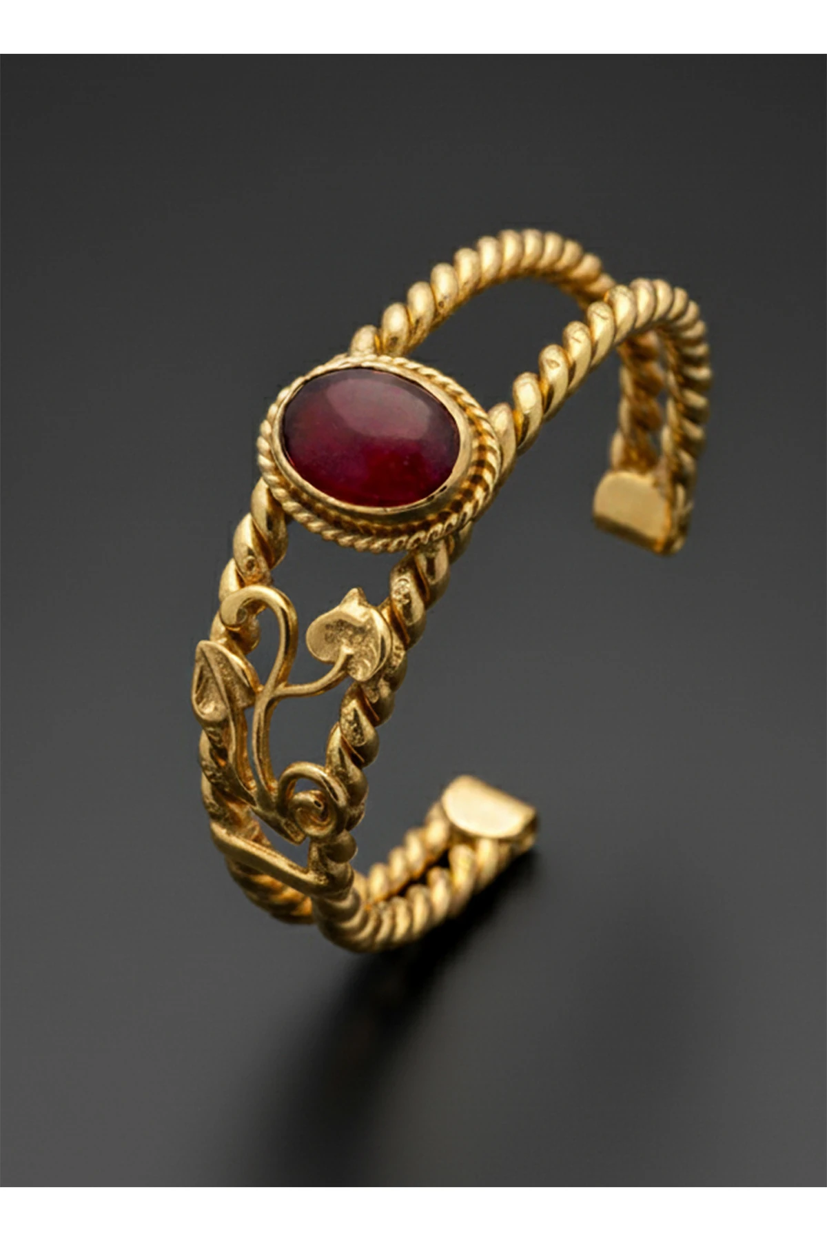 Kadın Antik Altın Kaplama Yakut Taşlı Kıvrımlı Bakır Bileklik – El İşçiliği Zarif Takı