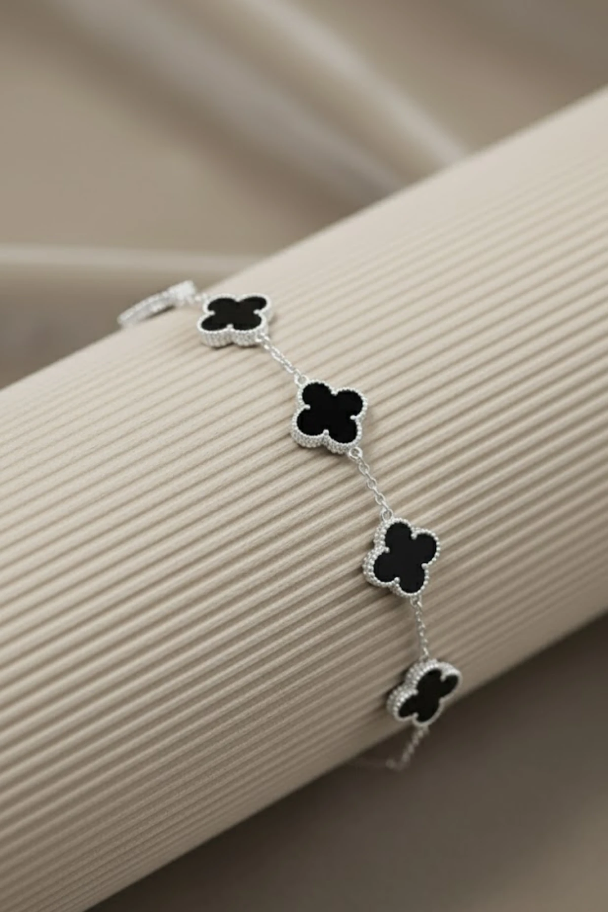 Gece Siyahı Oniks Taşlı Form Detaylı Petal Yaprak Model Kadın Çelik Bileklik