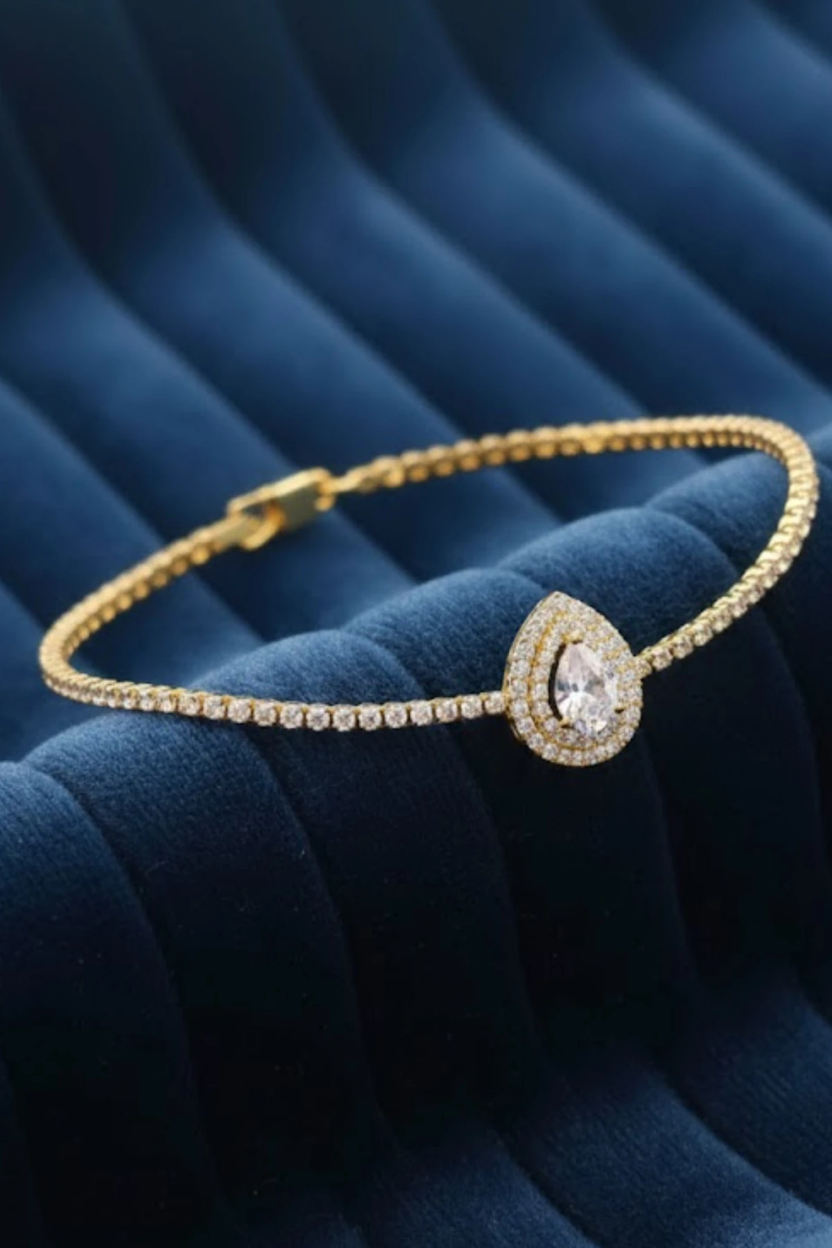 Zirkon Taşlı Damla Model Altın Kaplama Kadın Çelik Bileklik