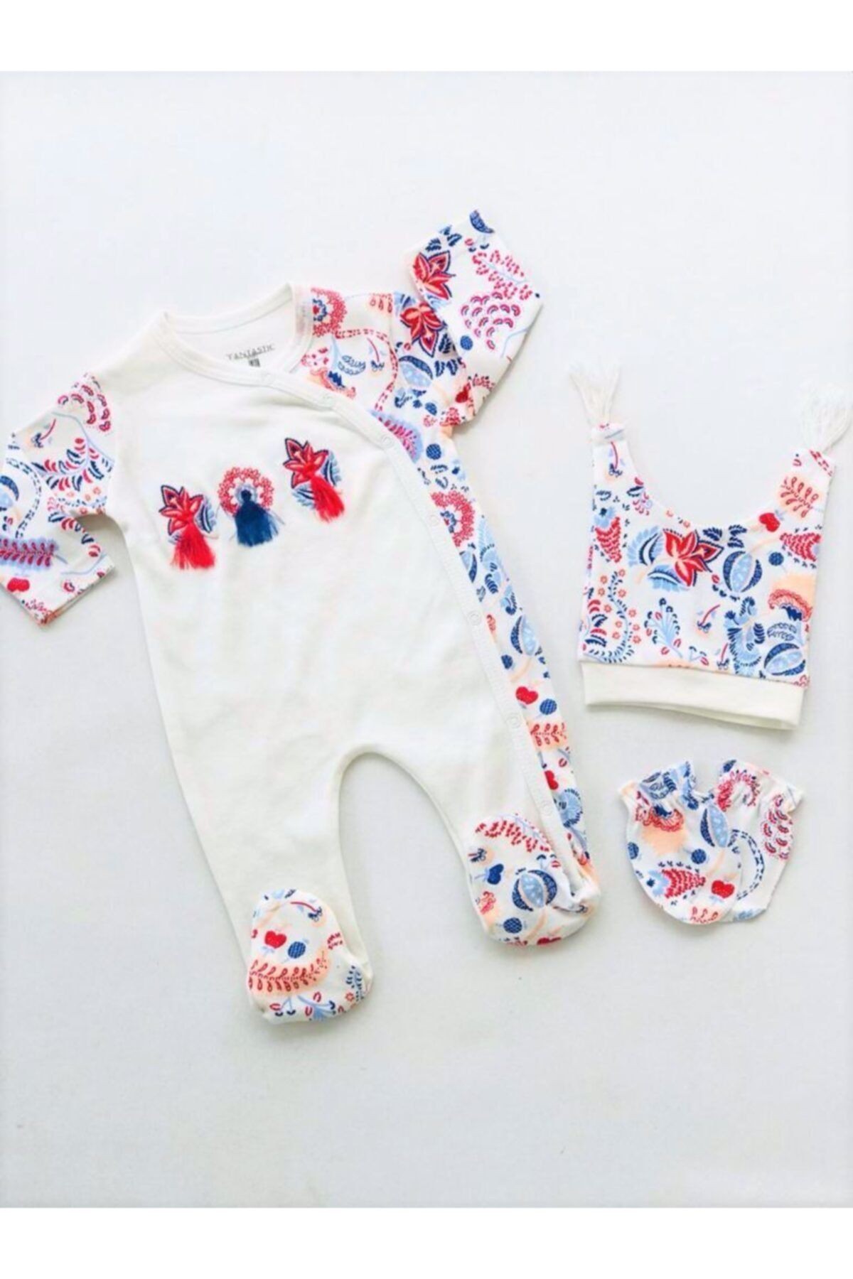 Baby Boss Püsküllü Eldivenli Ve Şapkalı Set Beyaz