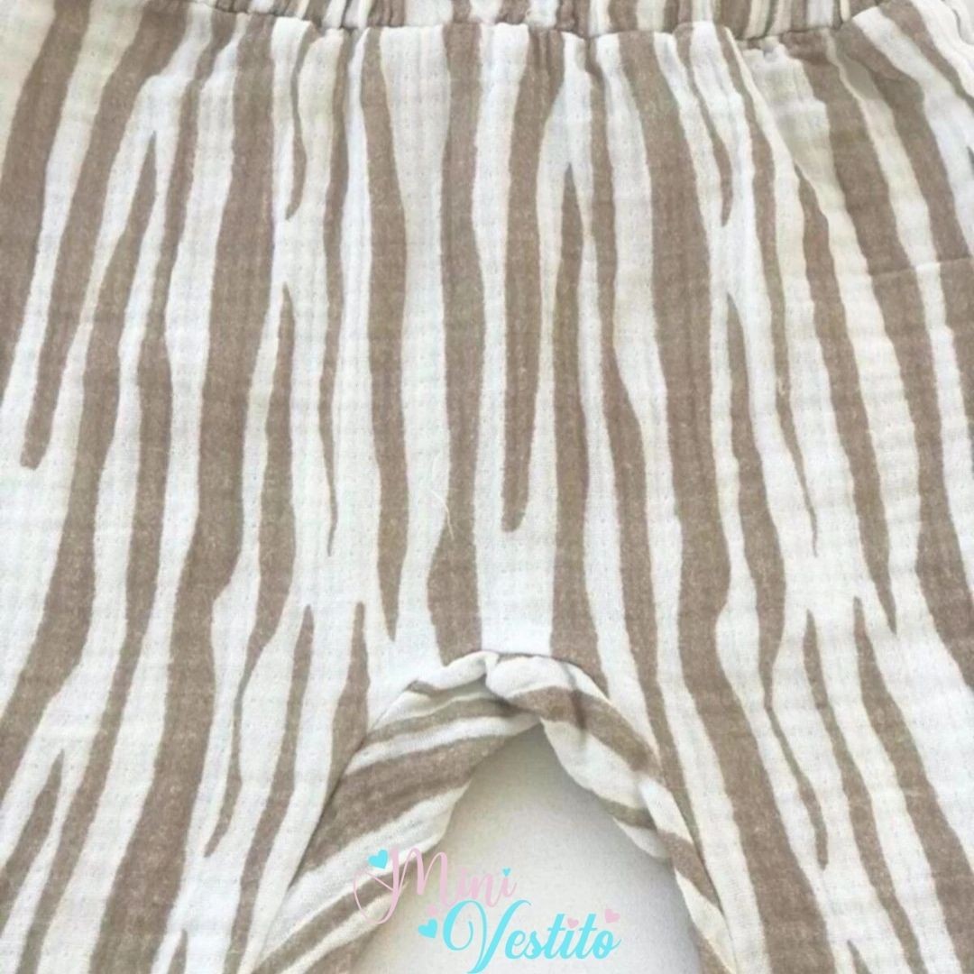 Zebra Desenli Arkadan Çıtçıt Gömlekli Cep Detaylı Pantolonlu Takım
