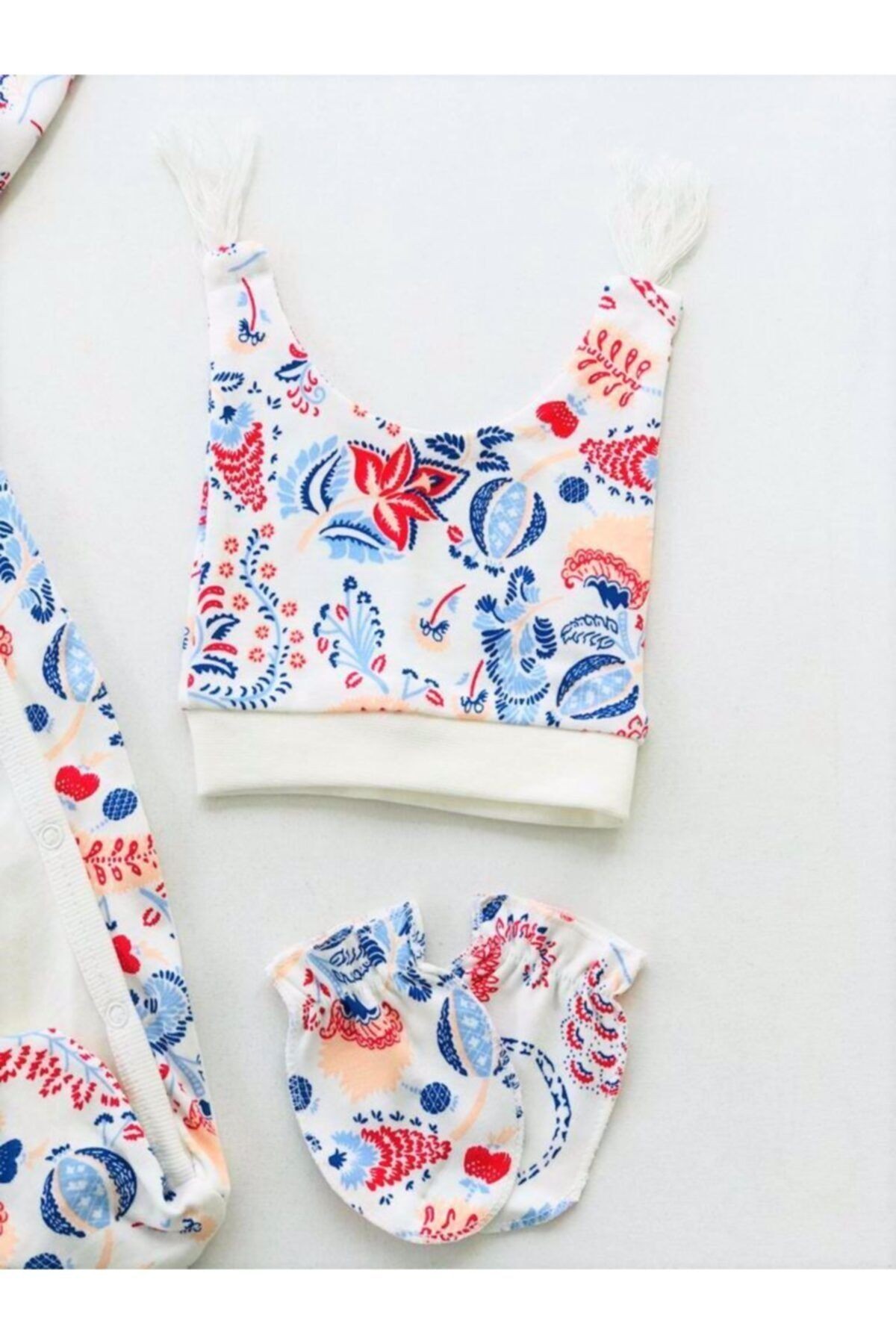 Baby Boss Püsküllü Eldivenli Ve Şapkalı Set Beyaz