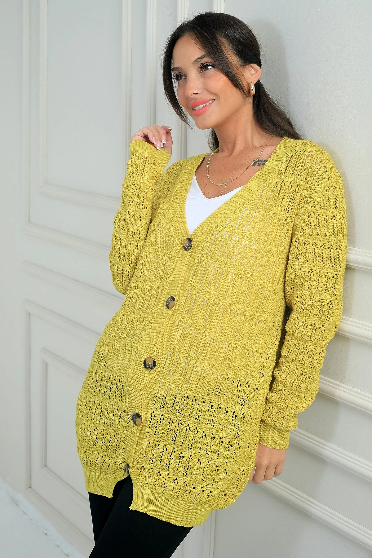 Kadın V Yaka Önü Düğmeli Rahat Kalıp Merserize Hırka