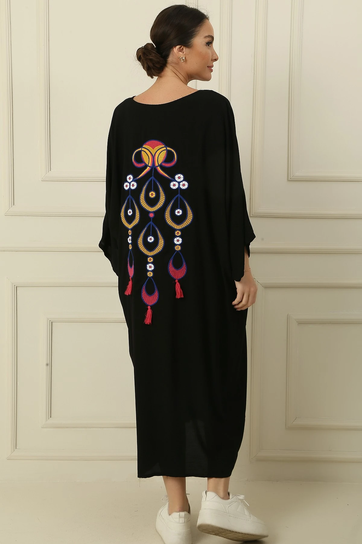 V Yaka Püsküllü Çift Cepli Nakışlı Oversize Rahat Kalıp Uzun Viskon Elbise