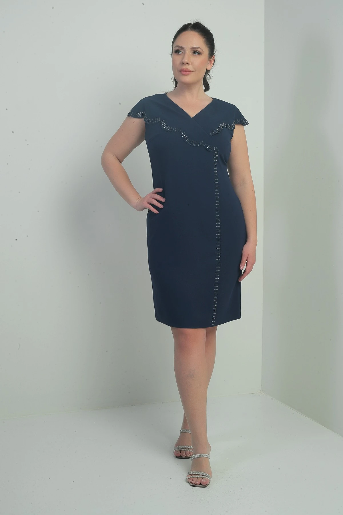 Kadın Yakası Taş Detaylı Lazer Kesim Astarlı Büyük Beden Kısa Elbise