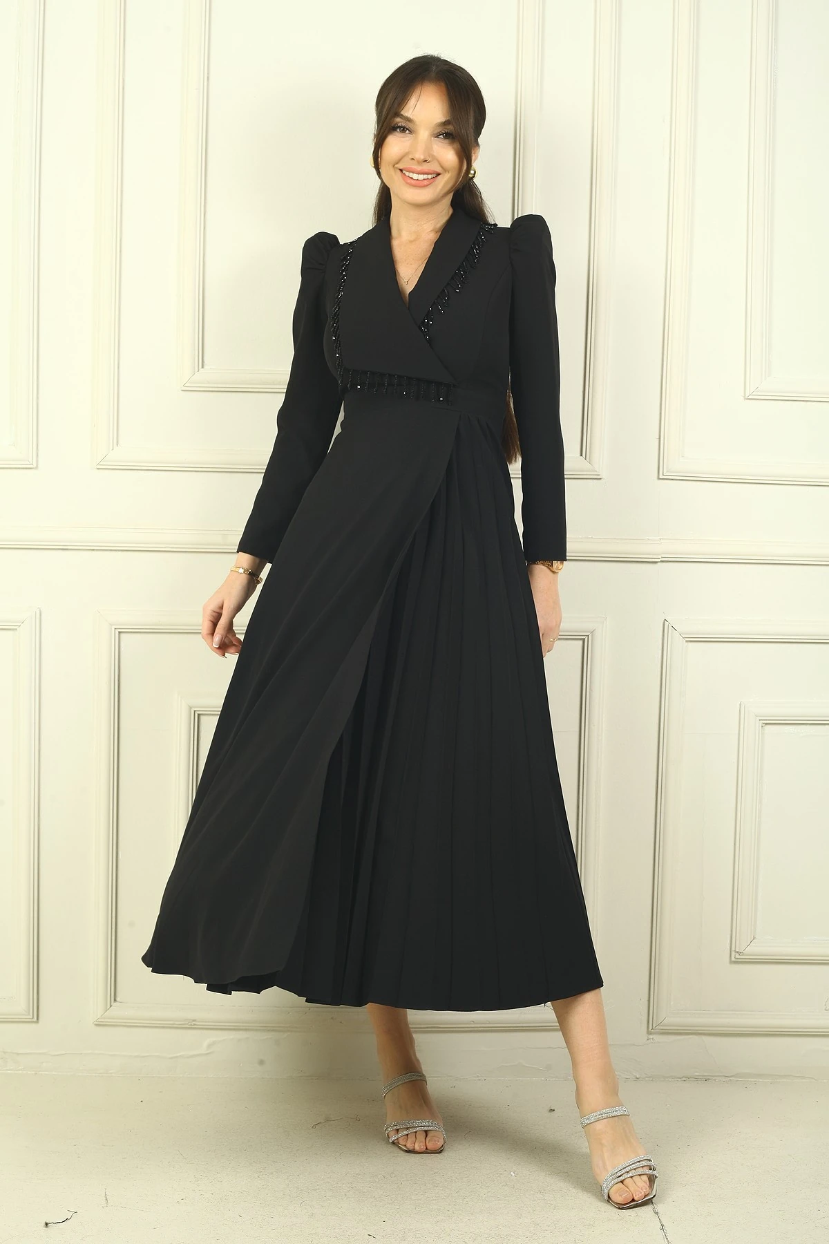 Kadın Boncuk Detaylı Kruvaze Yaka Pileli Kapaklı Geniş Beden Aralıklı Uzun Elbise