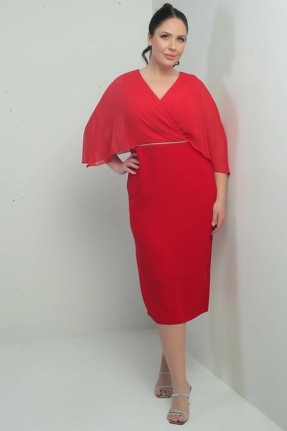 Kadın V Yaka Üstü Şifon Drapeli Astarlı Beli Taşlı Büyük Beden Krep Midi Elbise