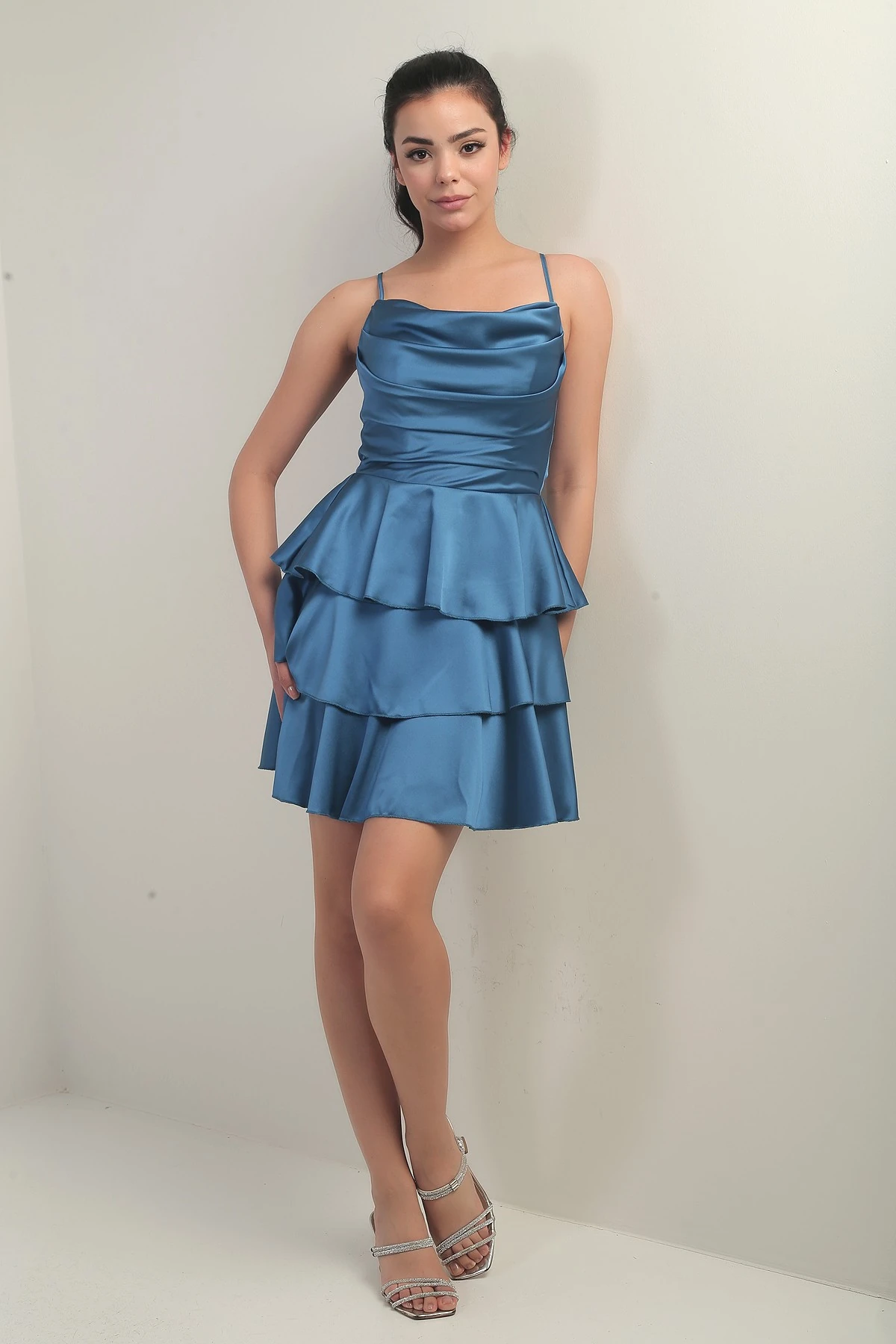 Kadın İp Askılı Arkadan Bağcıklı Eteği Kat Kat Saten Kısa Elbise