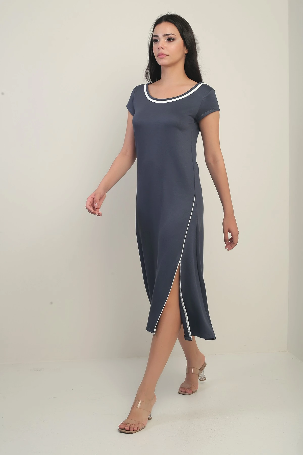 Kadın Madonna Yaka Biye Detaylı Yırtmaçlı Kristal Uzun Elbise