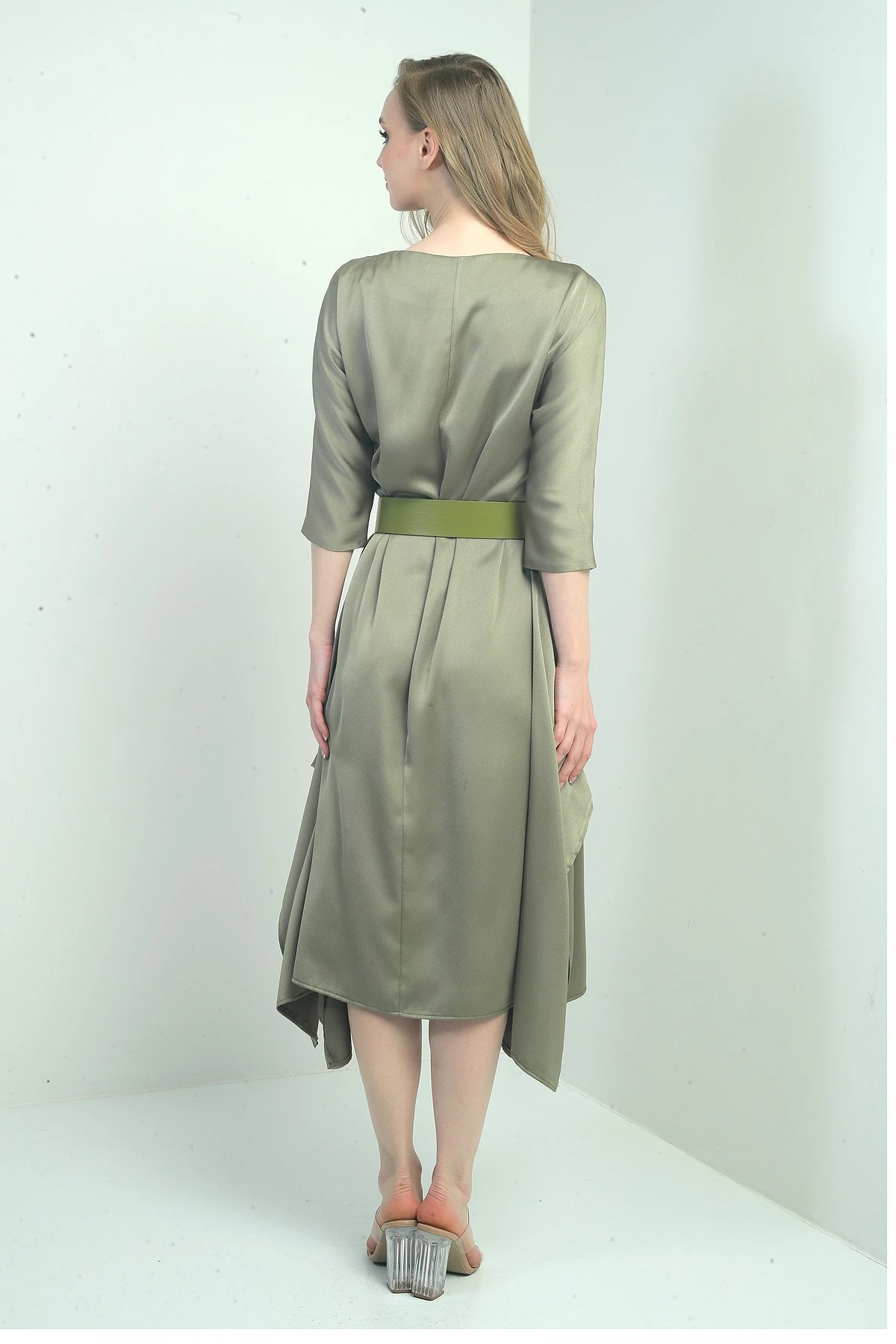 Kadın Çeyrek Kollu Beli Kemerli Asimetrik Krep Saten Midi Elbise