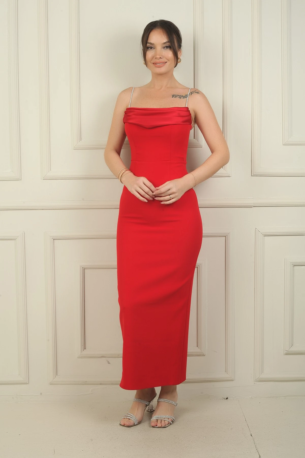 Kadın Parlak İp Askılı Yakası Saten Krep Elbise