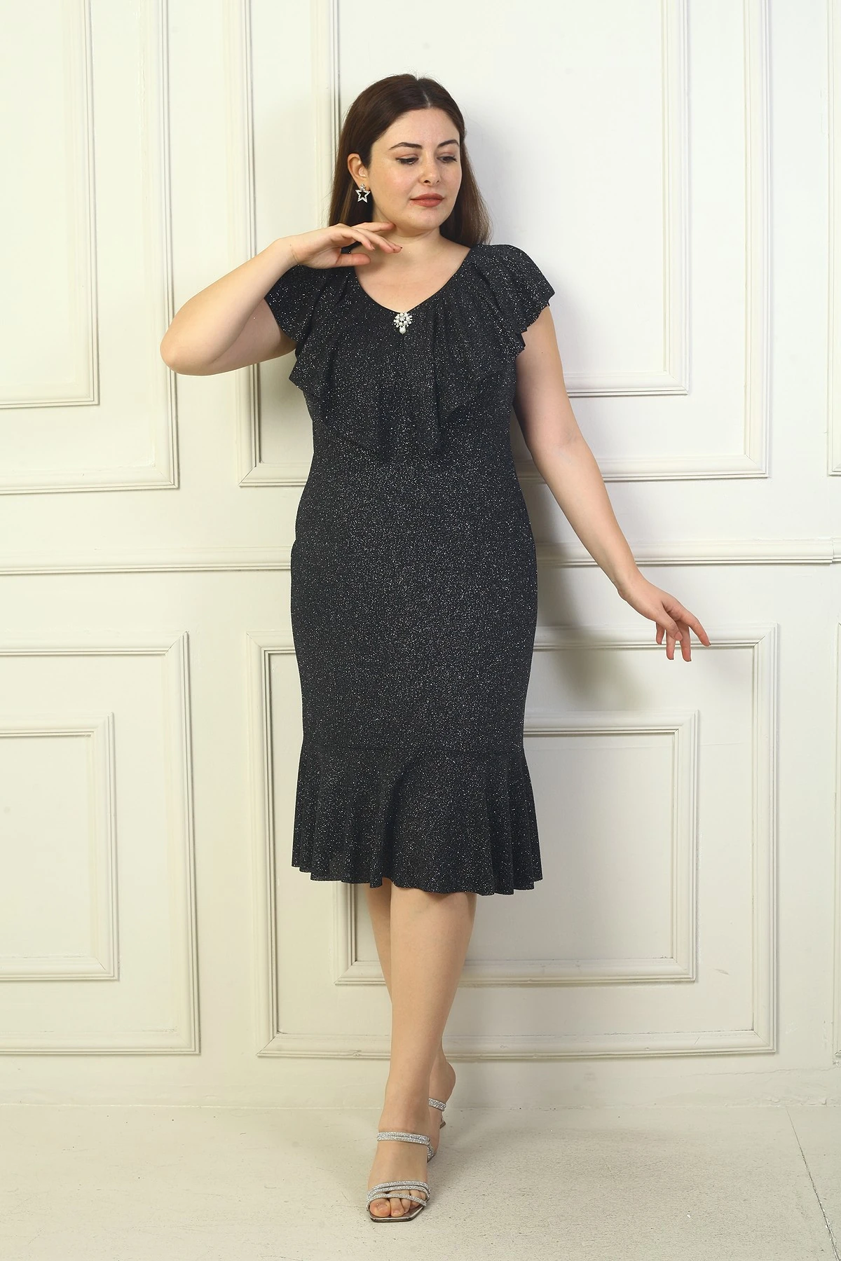 Volanlı Yaka Broşlu Simli Büyük Beden Elbise