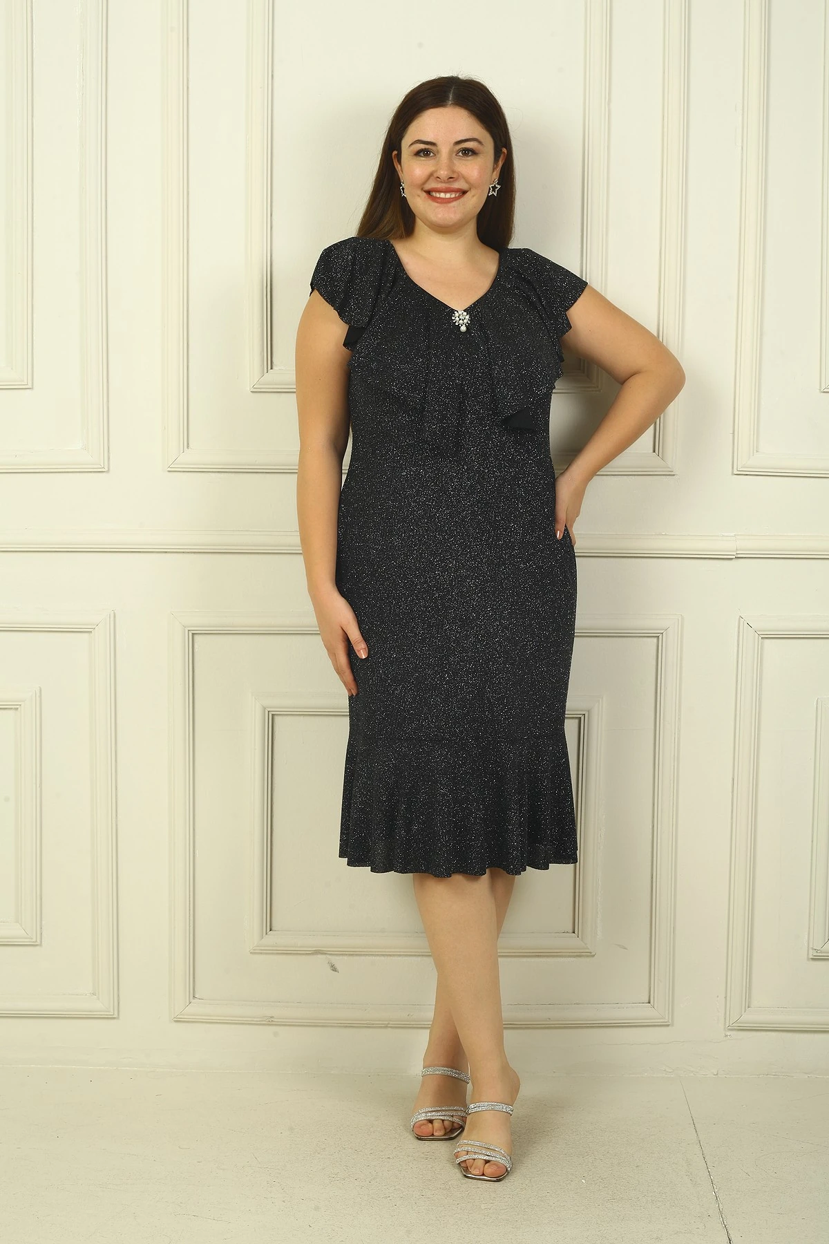 Volanlı Yaka Broşlu Simli Büyük Beden Elbise