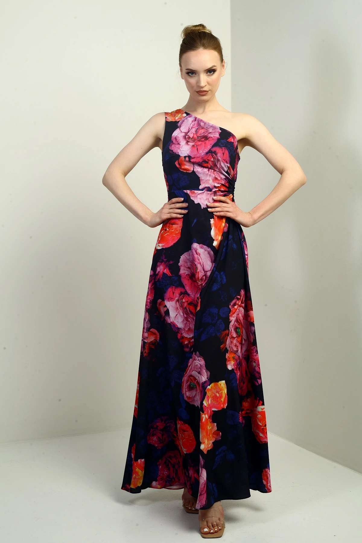 Kadın Tek Omuz Yandan Pencereli Büyük Çiçek Desenli Uzun Krep Saten Elbise