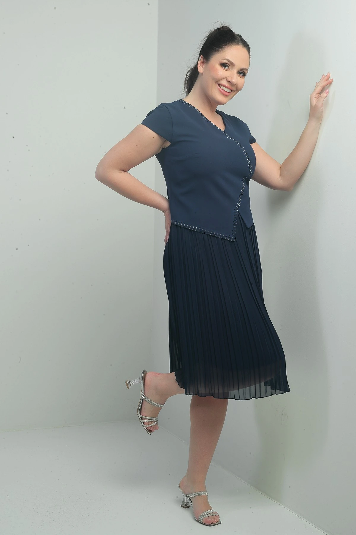 KadınTaş Detaylı Astarlı Telalı Double Eteği Şifon Piliseli Büyük Beden Kısa Elbise