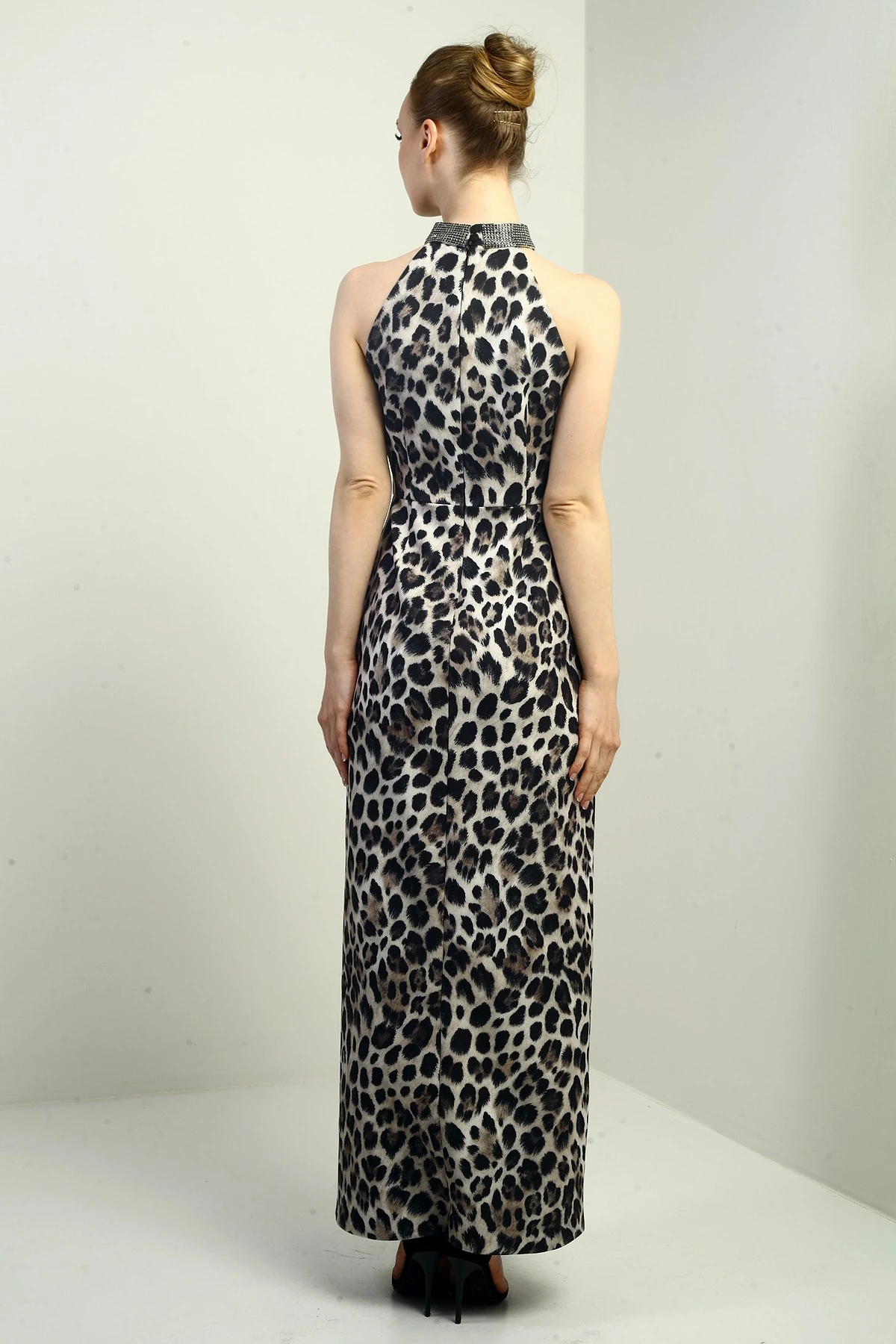 Kadın Taş Detaylı Halter Yaka Leopar Desenli Kendinden Telalı Midi Elbise