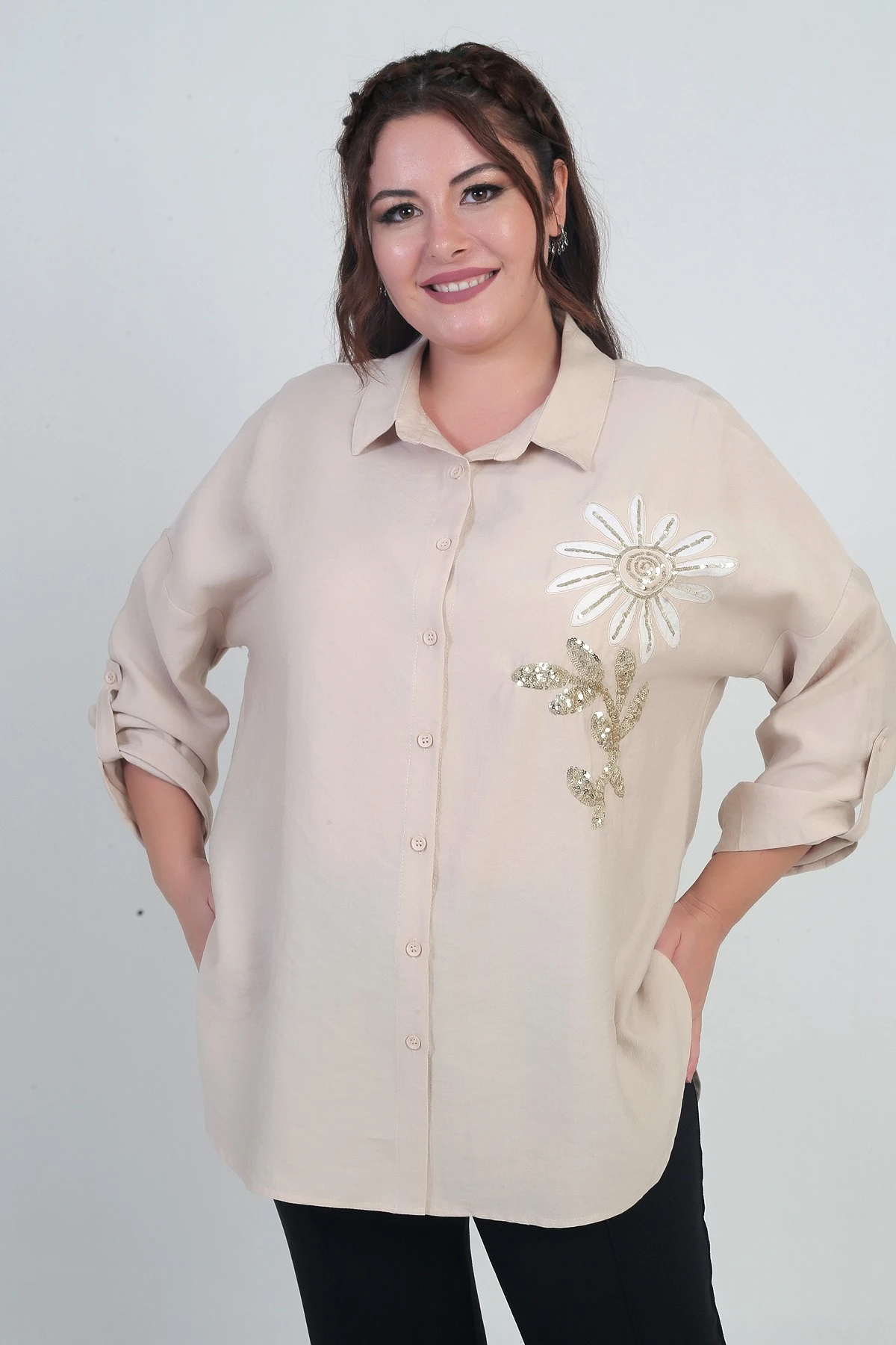 Kadın Kol Katlamalı Çiçek Aplikeli Yanları Yırtmaçlı Büyük Beden Gömlek