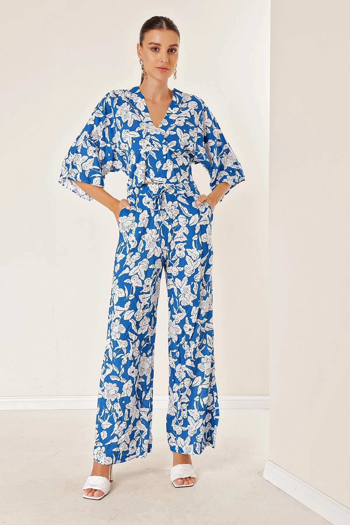 Beli Lastikli Cepli Palazzo Pantolon Ön Arka V Yaka Crop Desenli İkili Takım