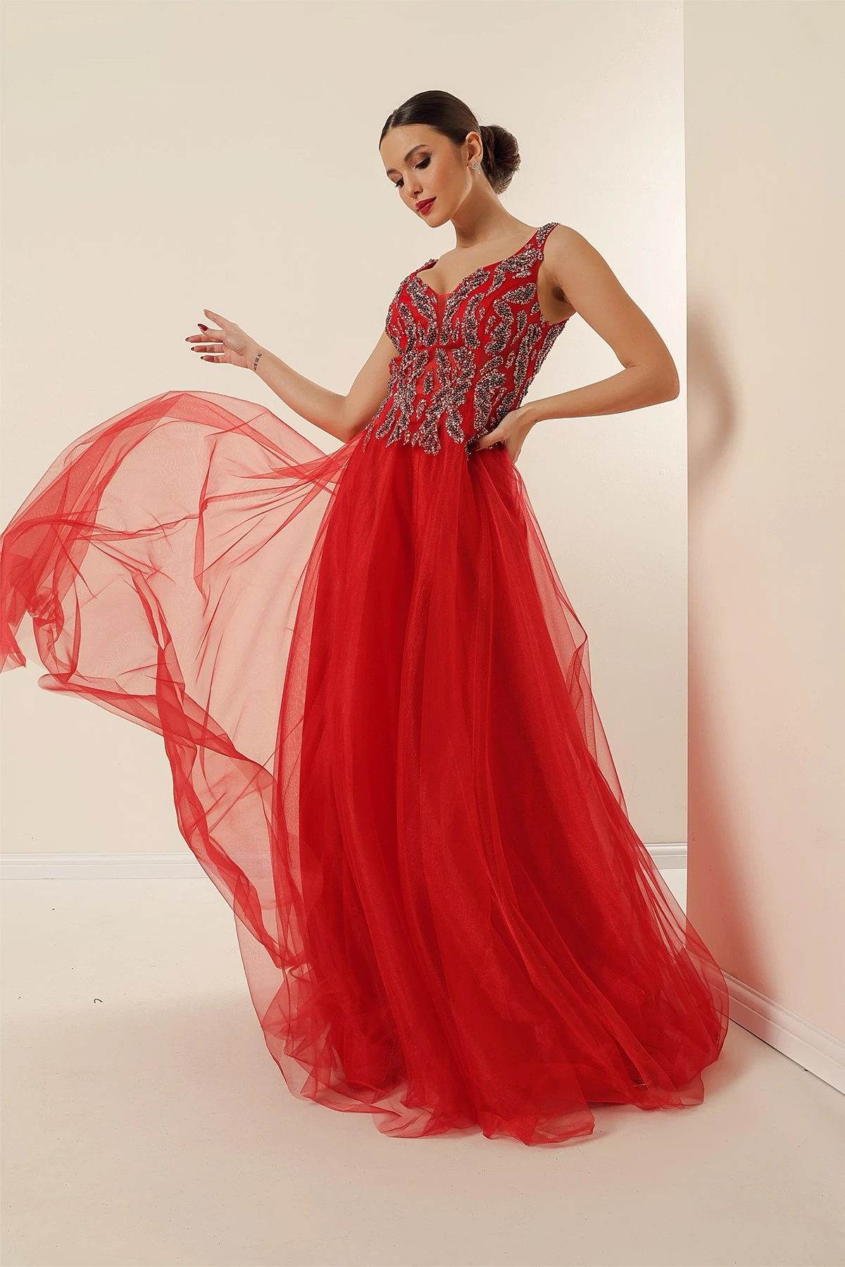 Ön Arka V Yaka Üstü Boncuklu Astarlı Uzun Tül Elbise