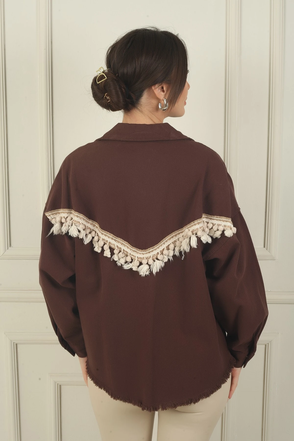 Kadın Arkası Etnik Şeritli Püsküllü Önü Metal Düğmeli Tek Cepli Gömlek