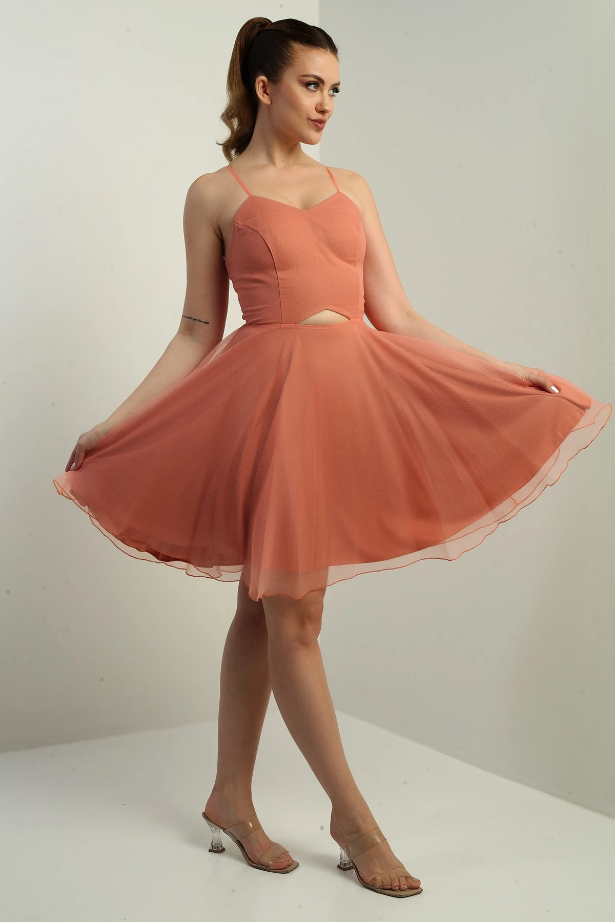 İp Askılı Arkası Bağcıklı Önü Pencereli Astarlı Dalya Organze Kloş Kısa Elbise