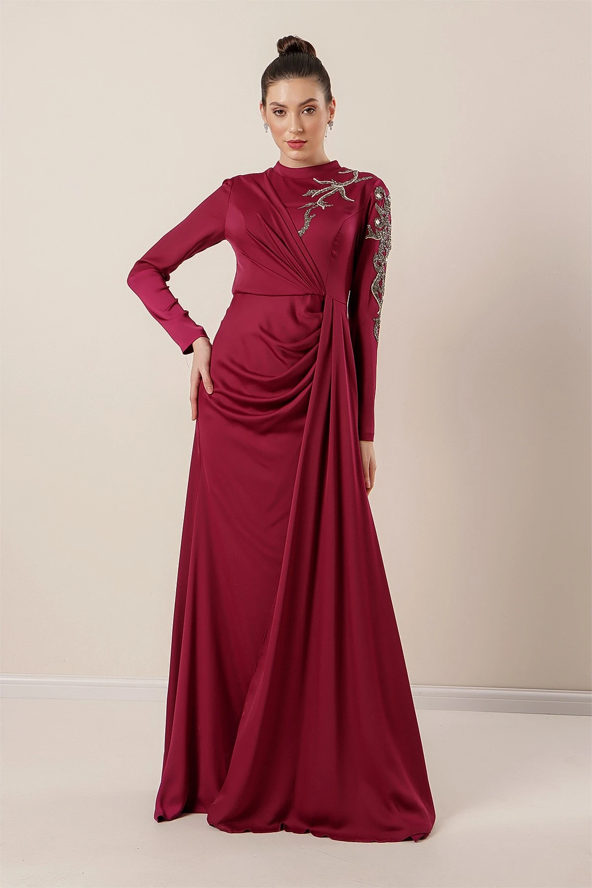 Taş İşlemeli Önü Büzgülü Astarlı Krep Saten Tesettür Elbise