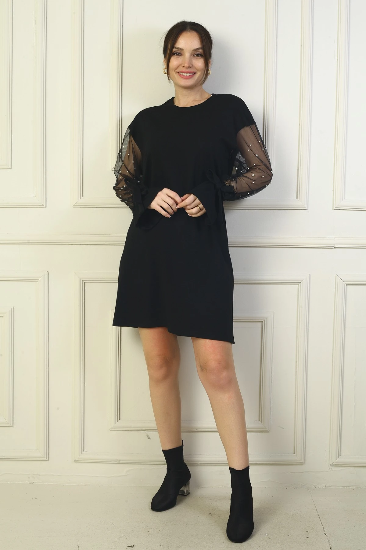 Kadın Yuvarlak Yaka İnci Detaylı Tül Kollu Kısa Elbise