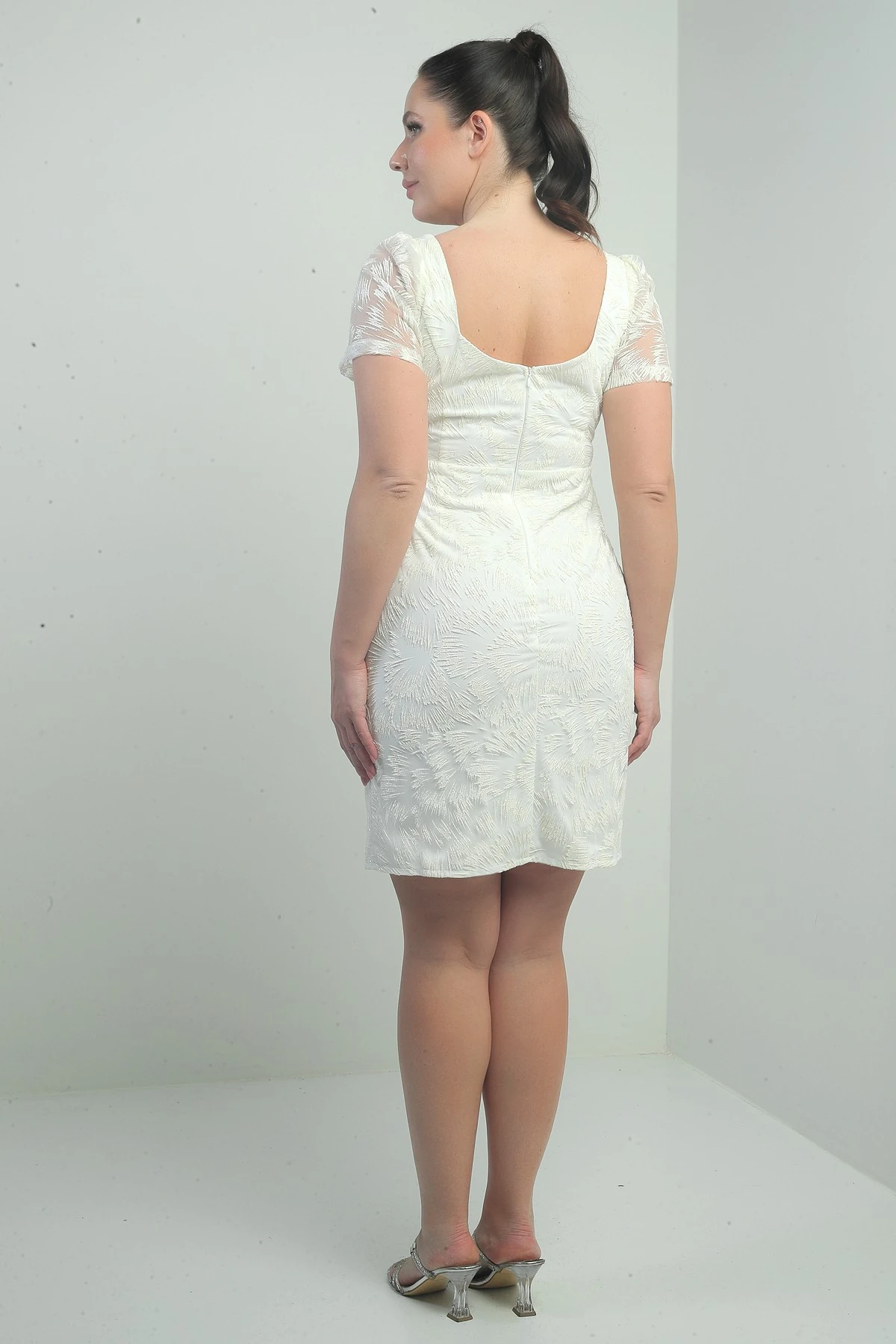 Kadın Beşgen Yaka Astarlı Önü Mini Yırtmaçlı Büyük Beden Simli Tül Elbise