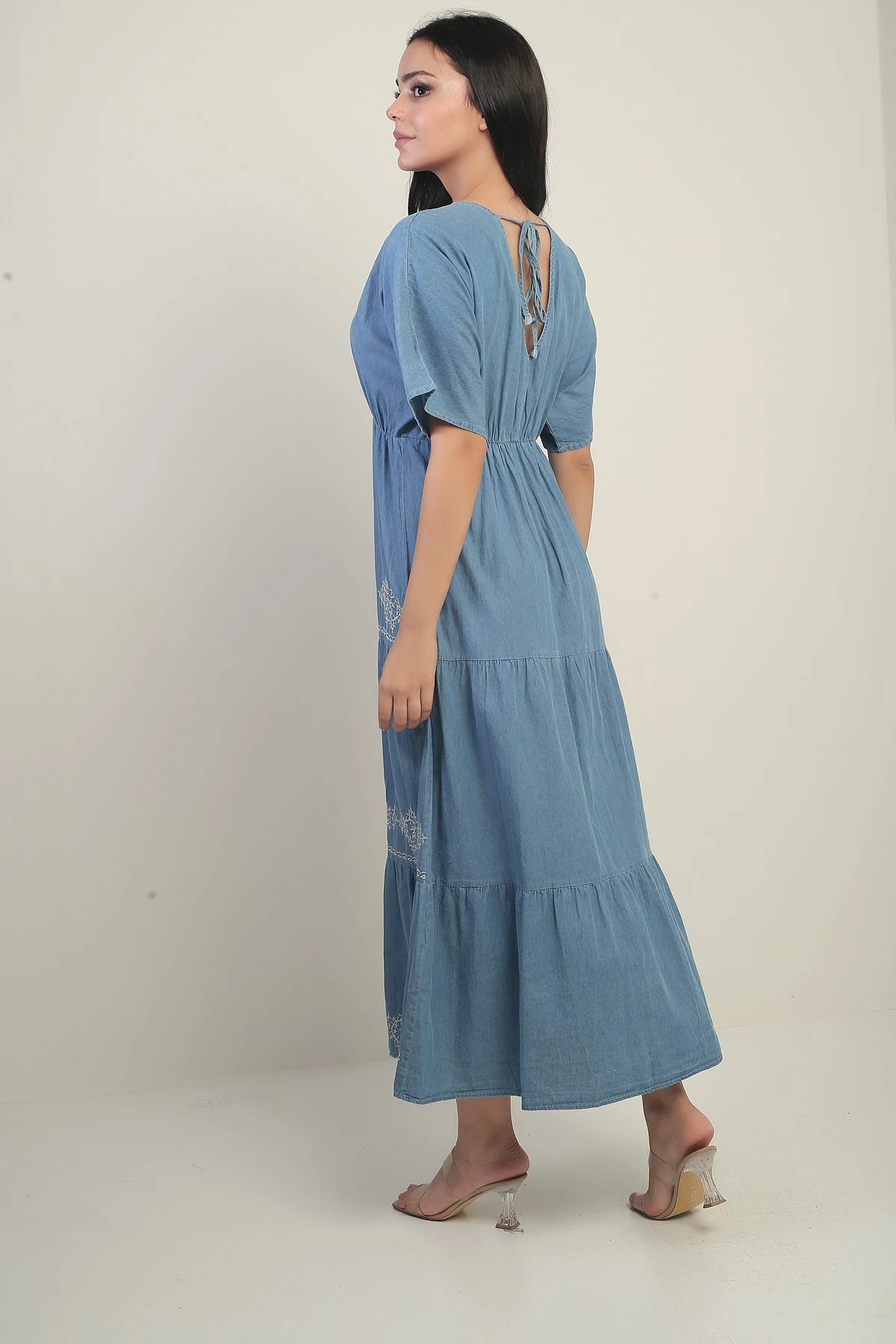 Kadın Kruvaze Yaka Arkası Bağcıklı Beli Lastikli Yarasa Kol Nakışlı Uzun Elbise