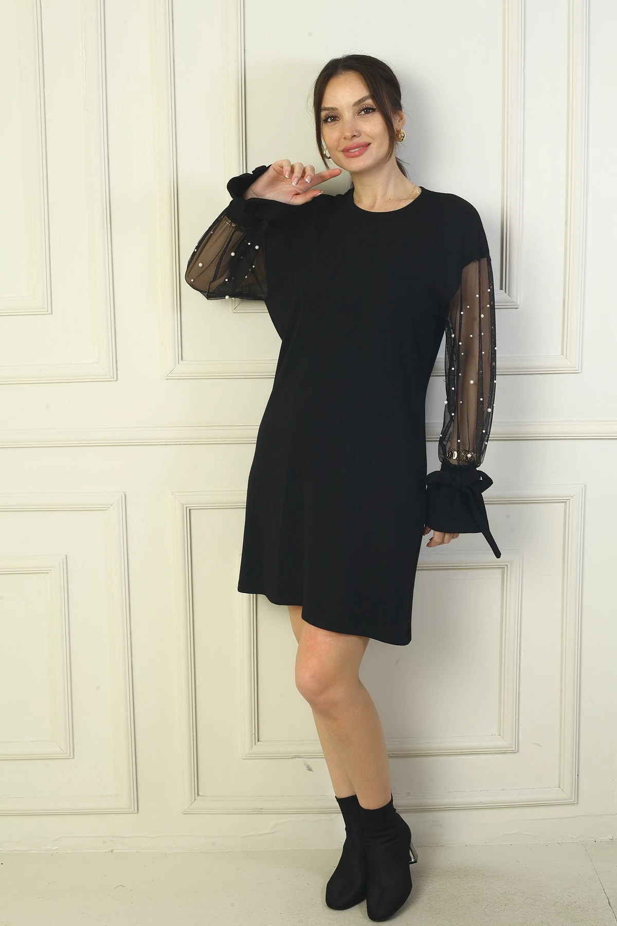 Kadın Yuvarlak Yaka İnci Detaylı Tül Kollu Kısa Elbise