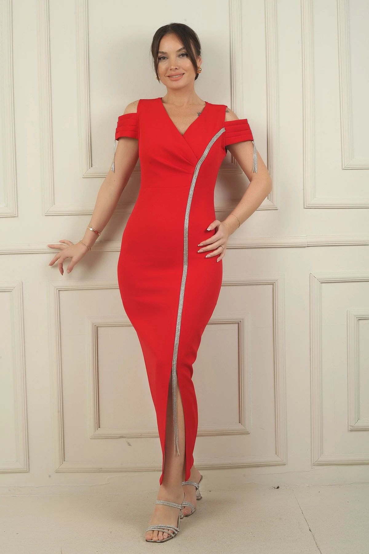 Kadın V Yaka Düşük Kollu Önü Büzgülü Parlak Şerit Detaylı Uzun Krep Elbise