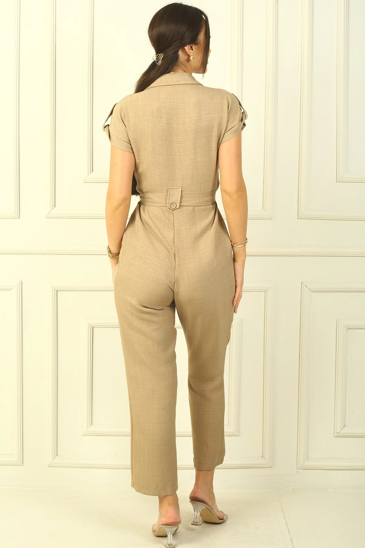 Önü Düğmeli Beli Kuşaklı Cepli Düşük Kollu Keten Efektli Tulum