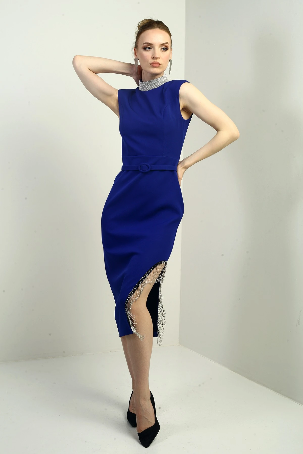 Kadın Taşlı Hakim Yaka Beli Kemerli Yanı Zincir Detaylı Yırtmaçlı Kendinden Telalı Midi Elbise