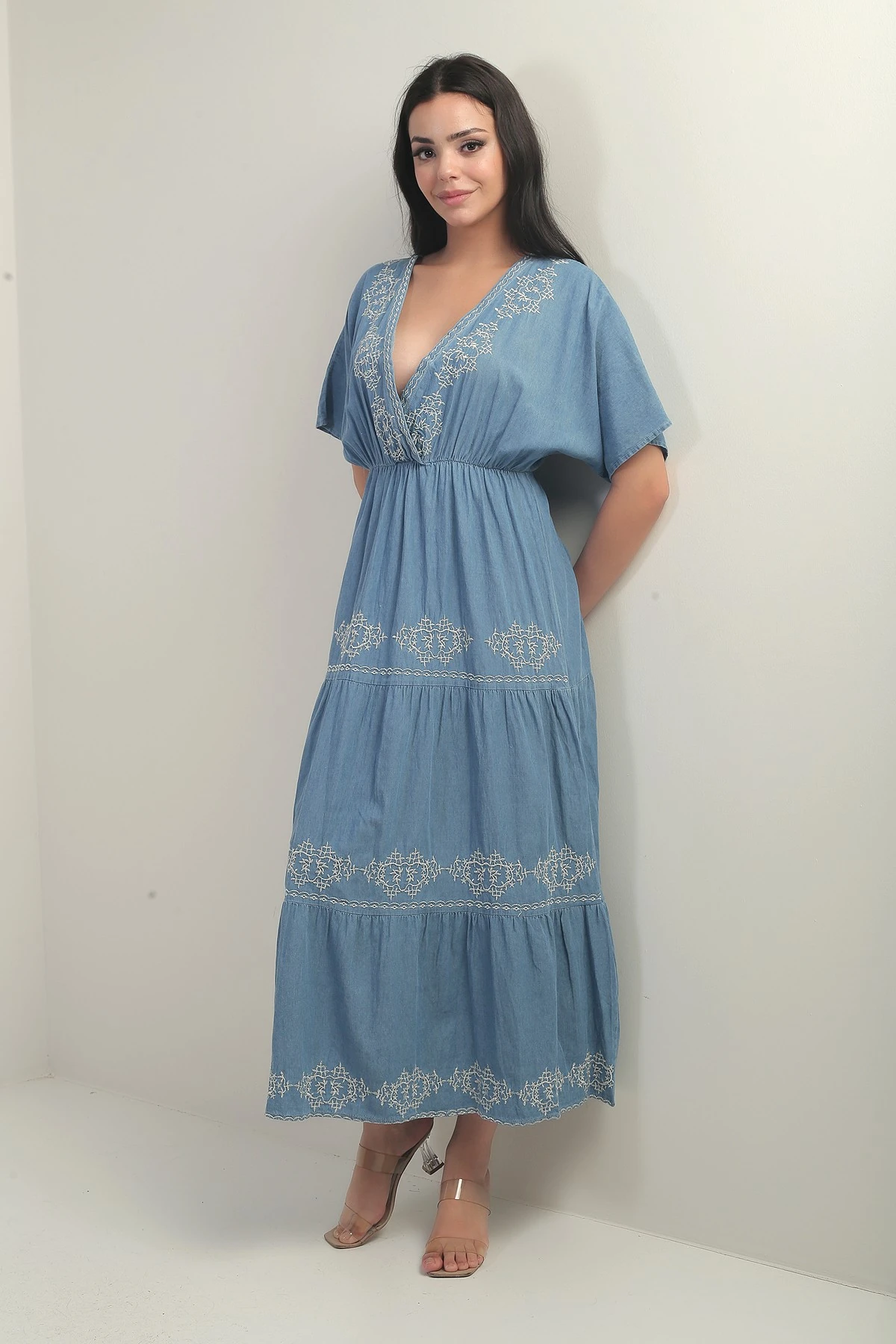 Kadın Kruvaze Yaka Arkası Bağcıklı Beli Lastikli Yarasa Kol Nakışlı Uzun Elbise