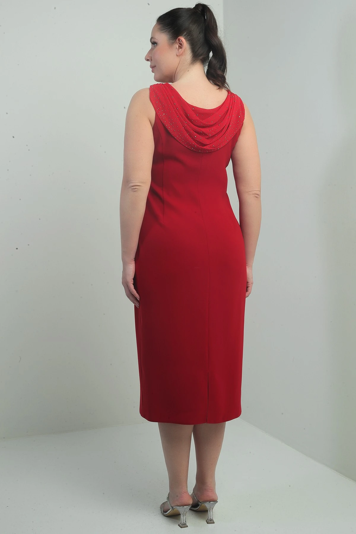 Degaje Yaka Taş Detaylı Astarlı Büyük Beden Krep Midi Elbise