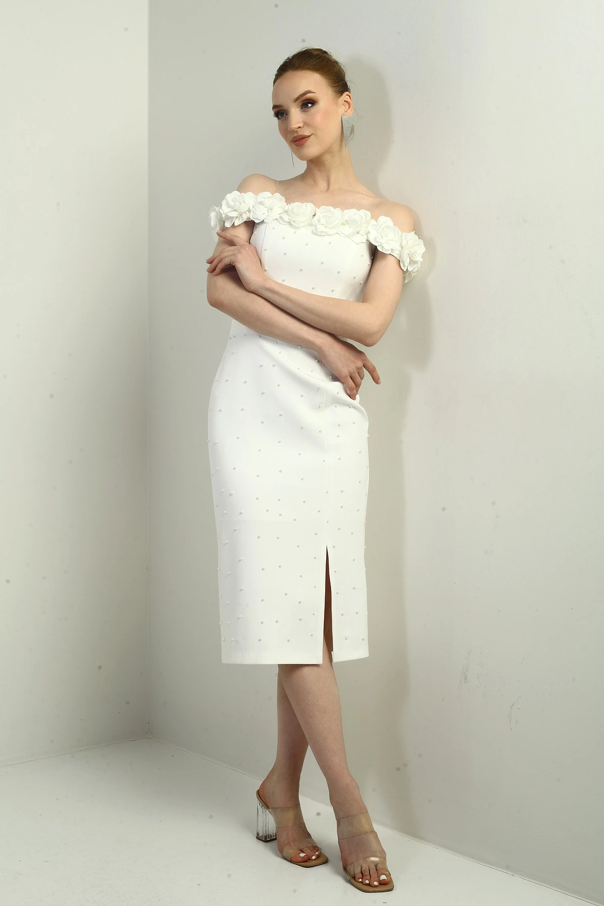 Kadın 3 Boyut Çiçekli Madonna Yaka Astarlı Kendinden Telalı Boncuklu Midi Elbise