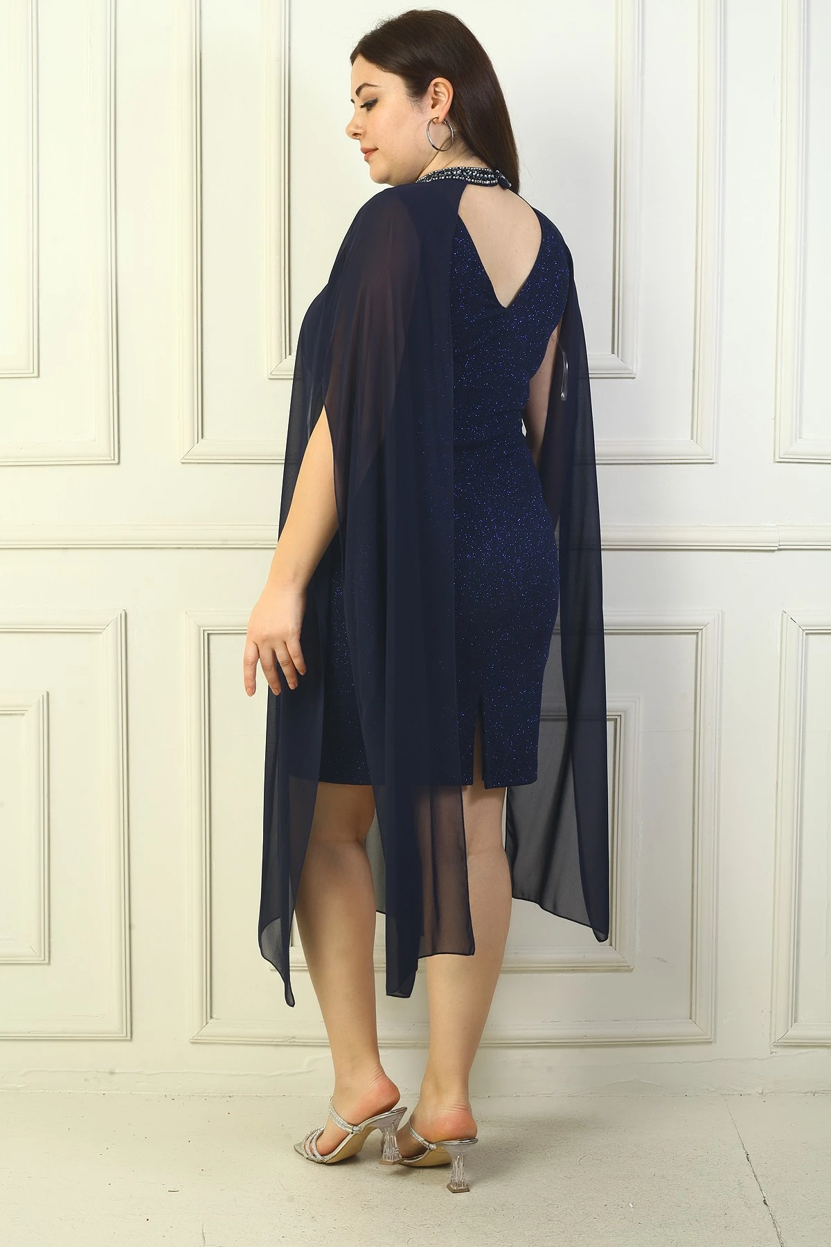 Kadın V Yaka Astarlı Üstü Şifon Pelerinli Büyük Beden Simli Elbise