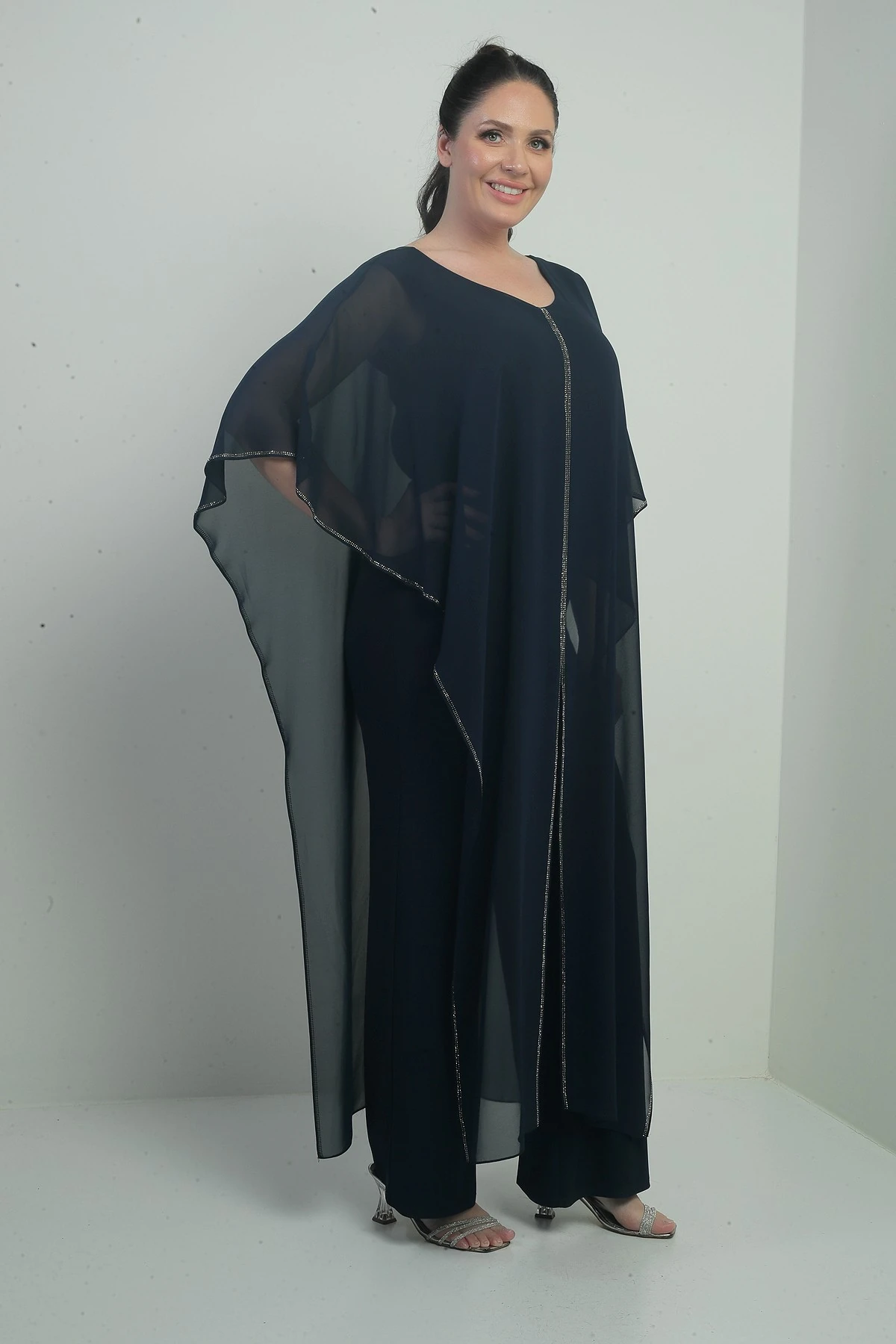 Kadın Üstü Şifon Taş Detay Pelerinli Bol Paça Likralı Büyük Beden Tulum